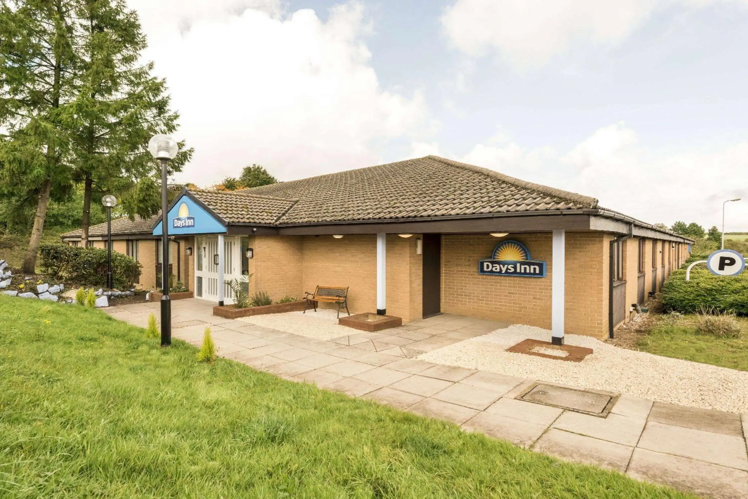 Property building in Days Inn Sutton Scotney North Property building in Days Inn Sutton Scotney North