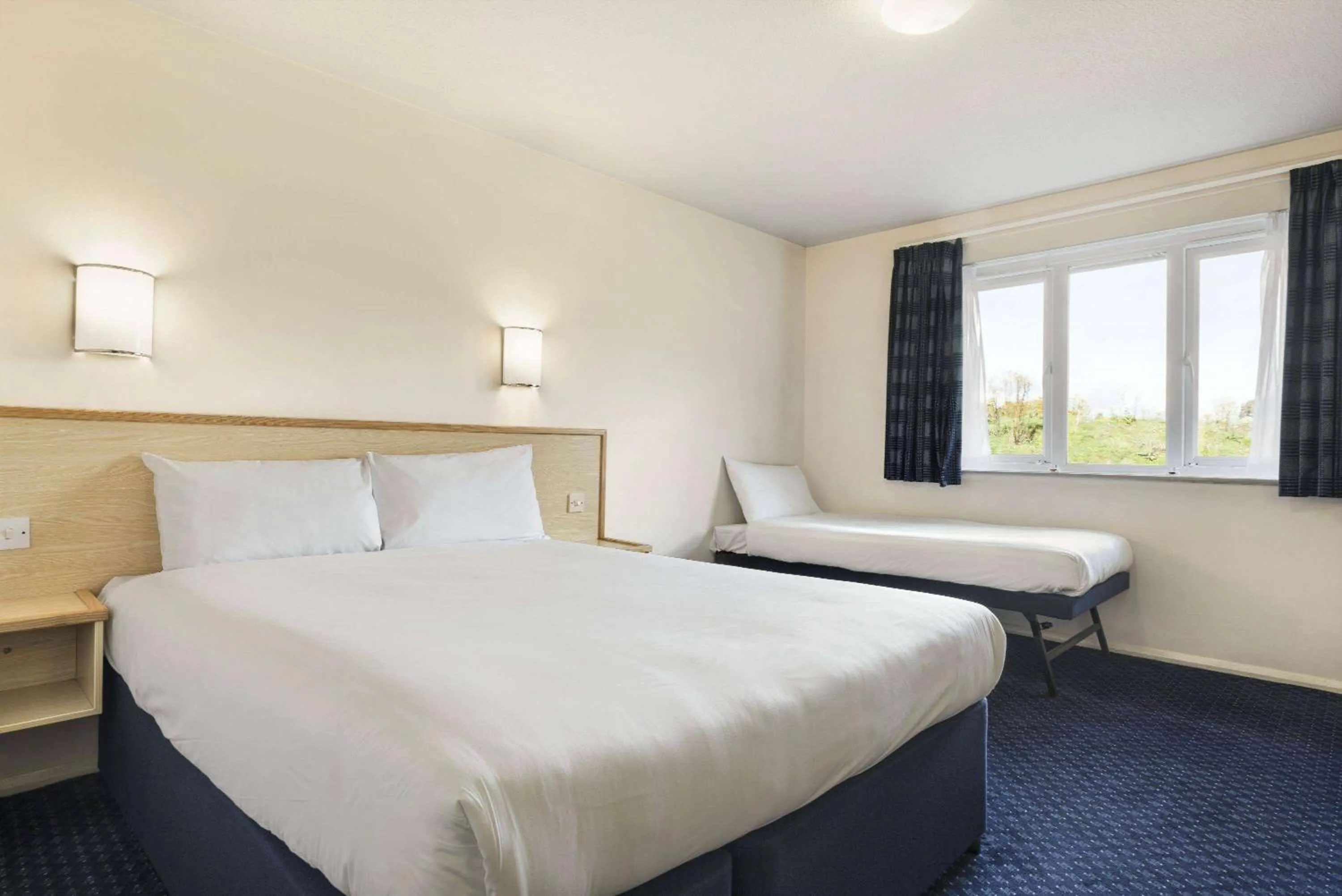 Photo of the whole room, Bed in Days Inn Sutton Scotney North