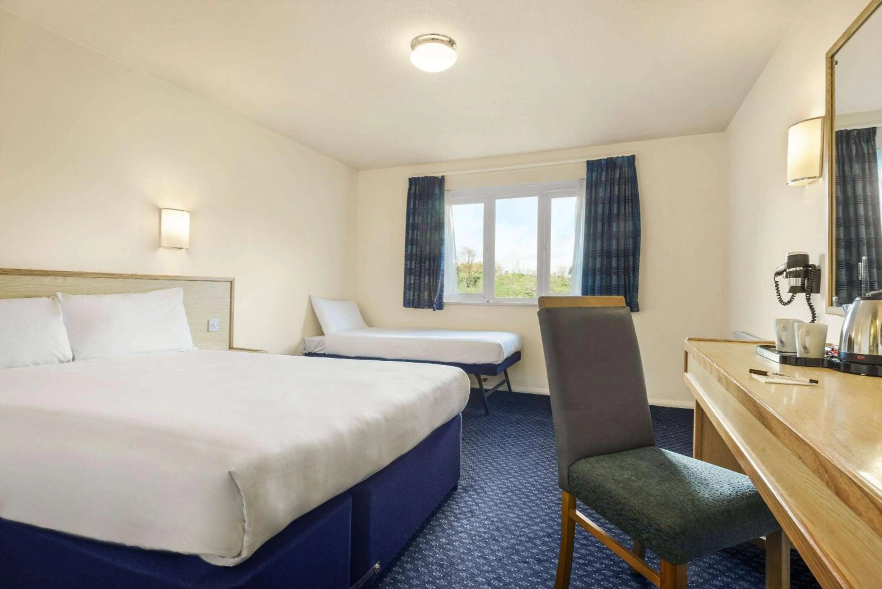 Photo of the whole room, Bed in Days Inn Sutton Scotney North