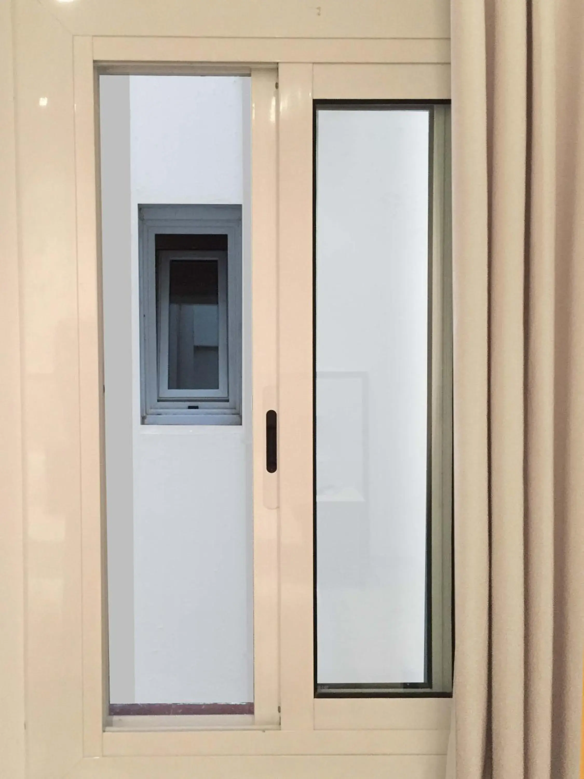 Economy Twin Room in Parrots Sitges Hotel Economy Twin Room in Parrots Sitges Hotel