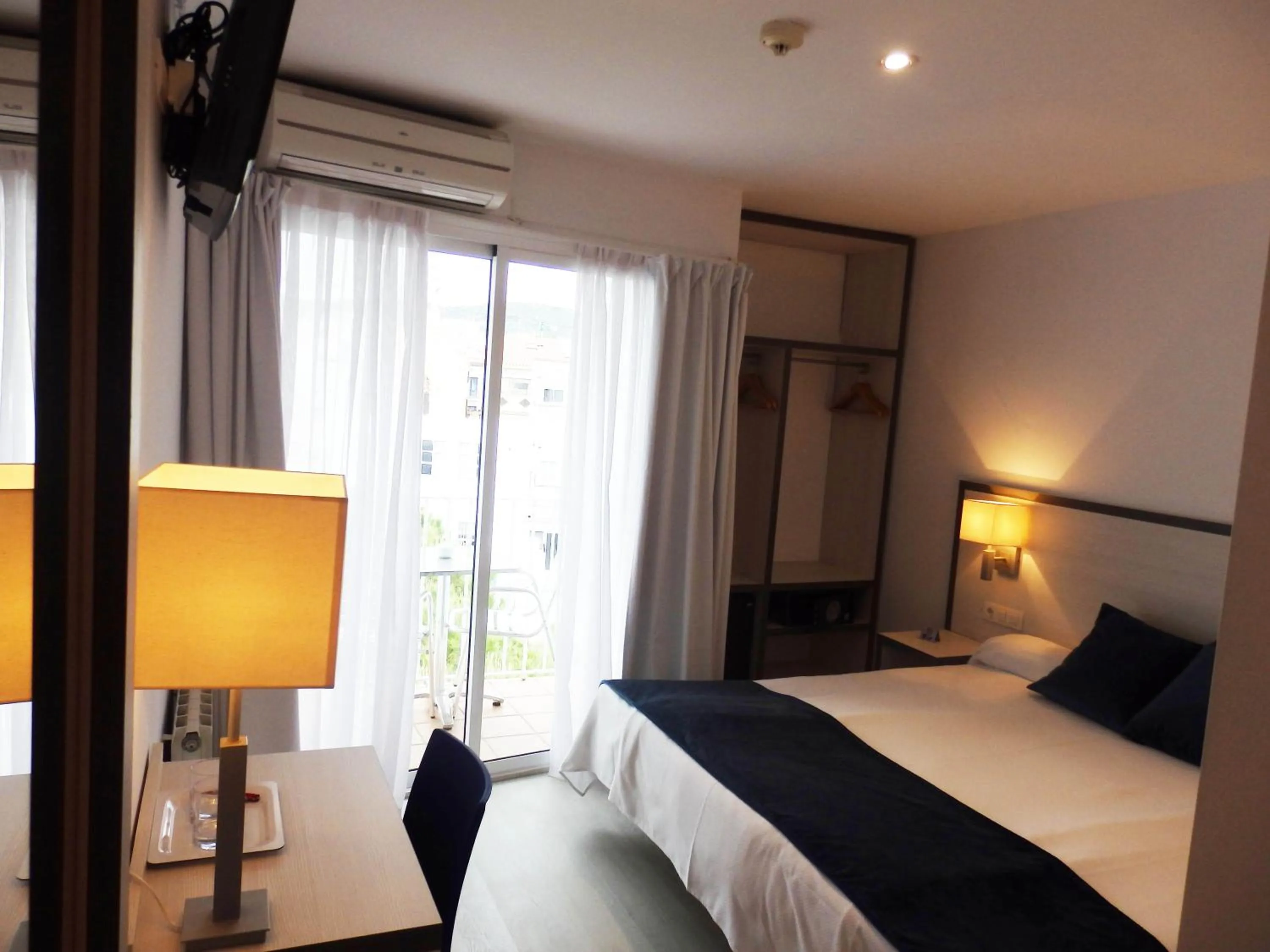Photo of the whole room, Bed in Parrots Sitges Hotel