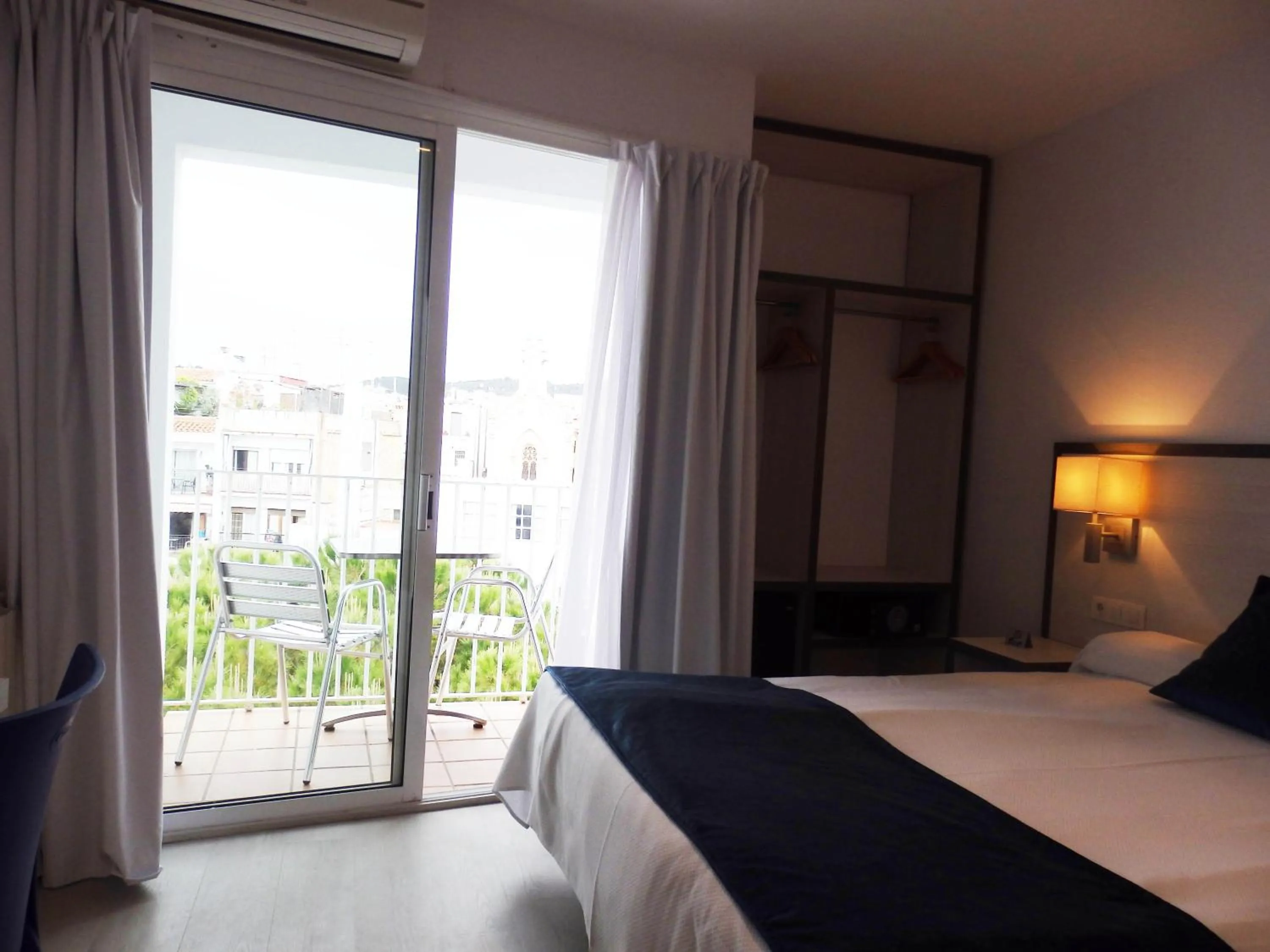 View (from property/room), Bed in Parrots Sitges Hotel