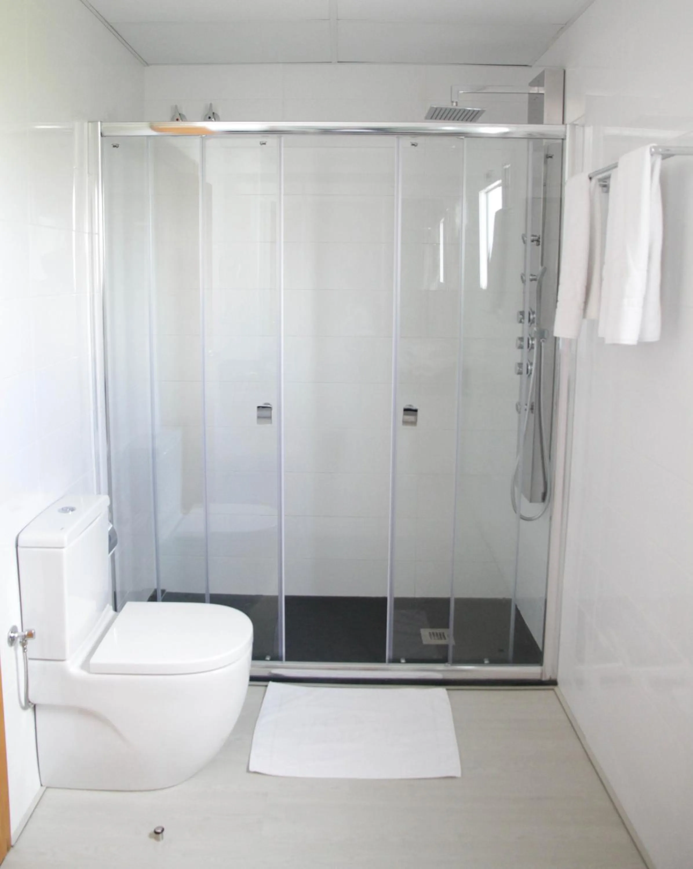 Shower in Parrots Sitges Hotel