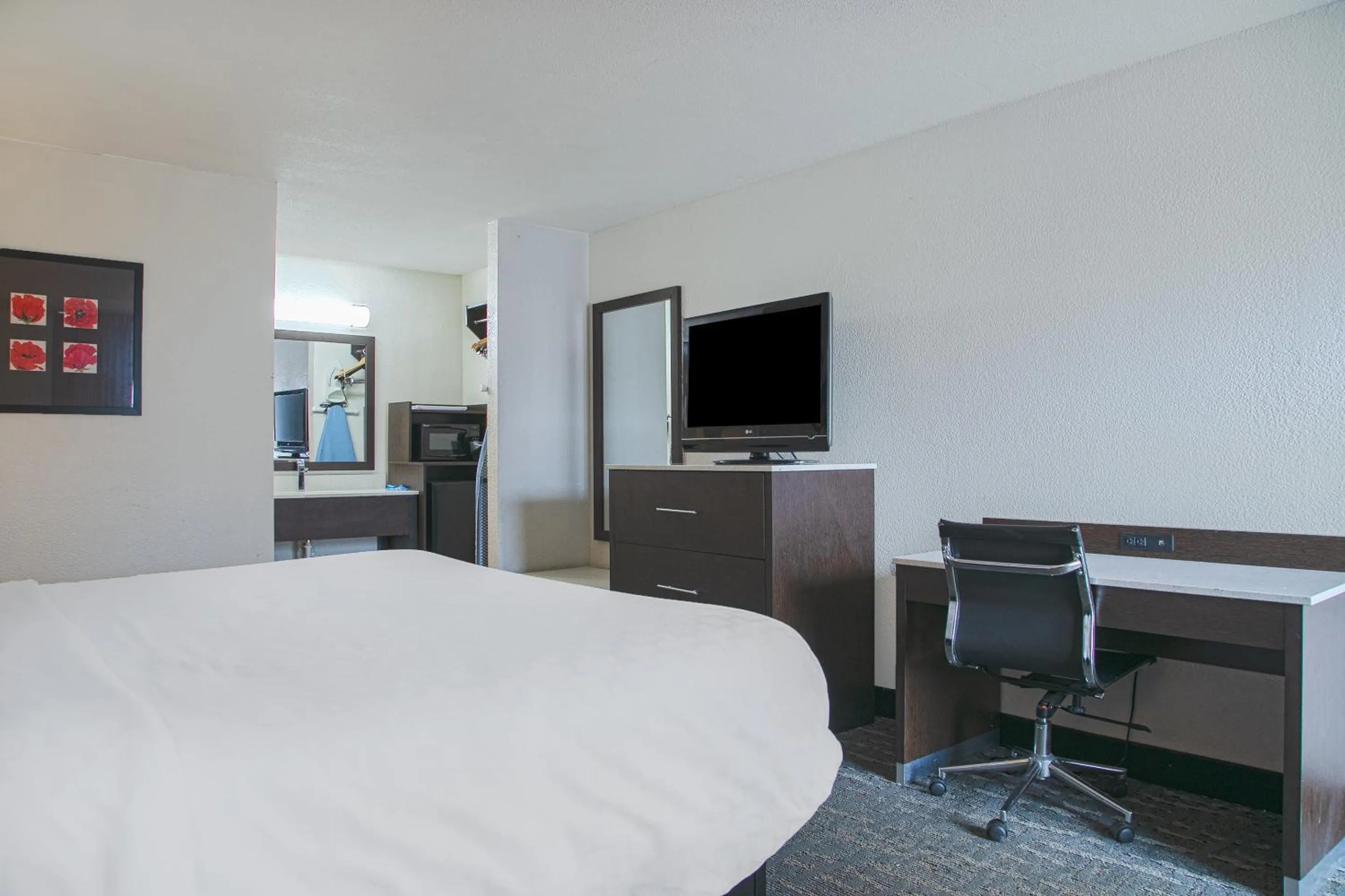 Bedroom, TV/Entertainment Center in My Homes Macon North I-75 By OYO