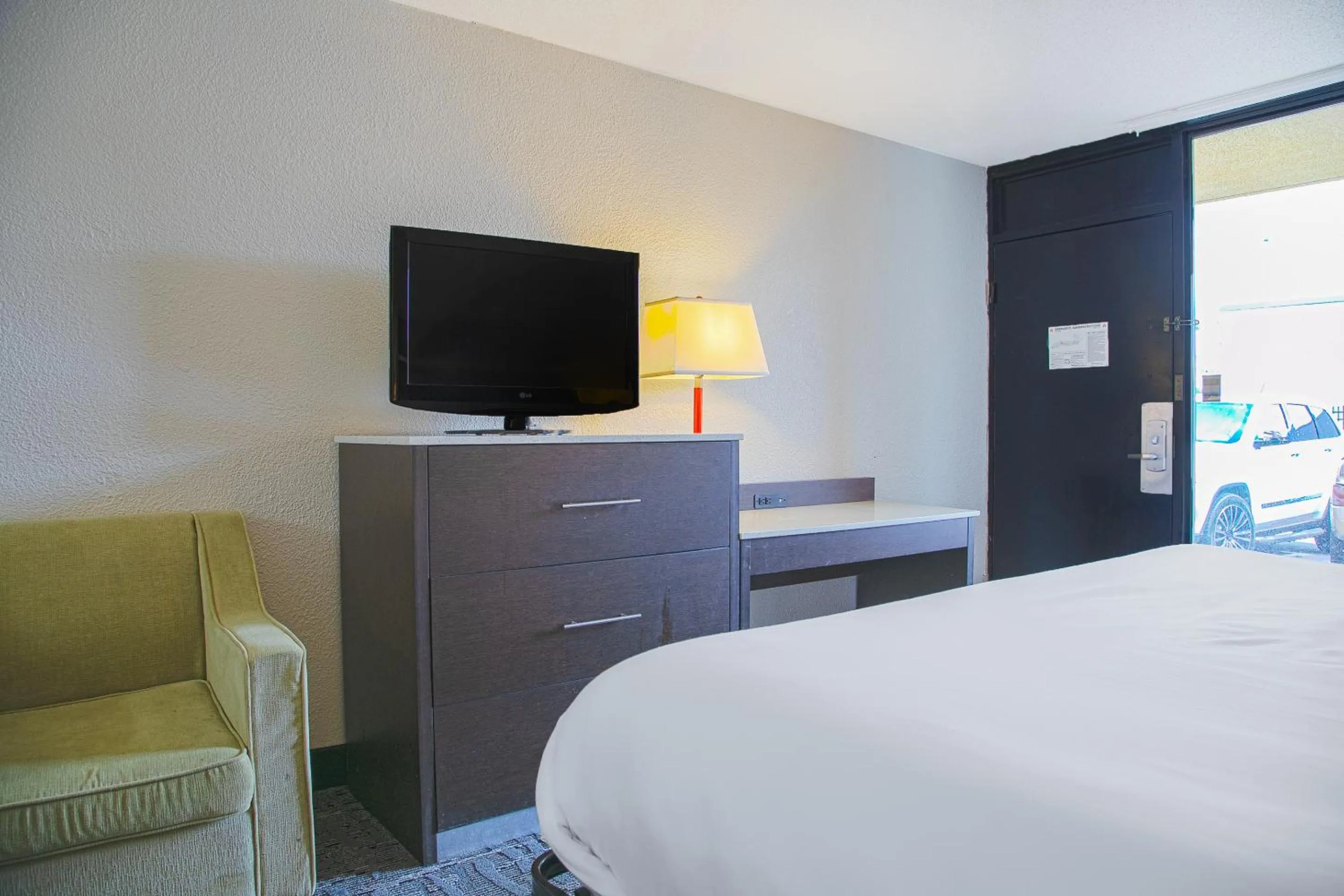 Bedroom, TV/Entertainment Center in My Homes Macon North I-75 By OYO