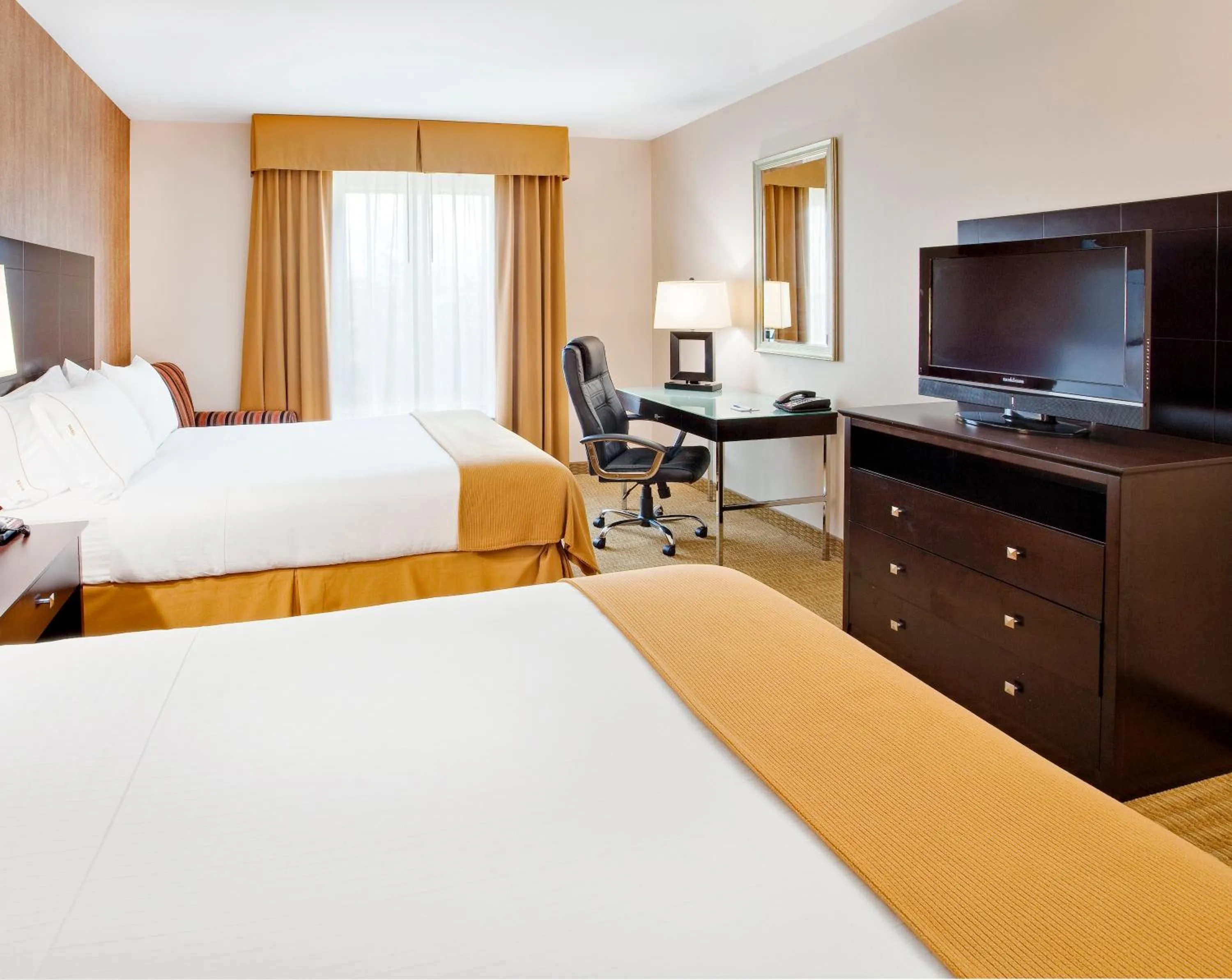 Photo of the whole room, Bed in Holiday Inn Express Hotel & Suites Lebanon by IHG