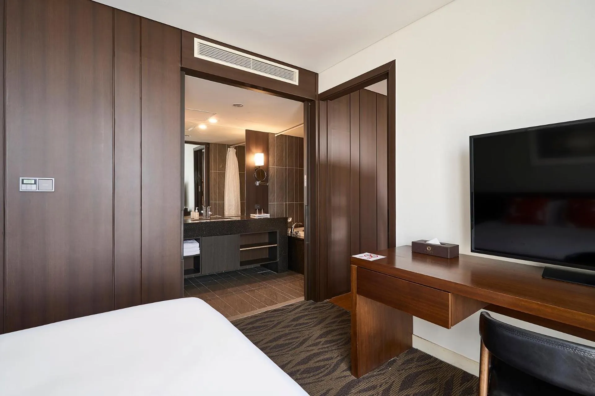 Bedroom, Bed in Jeju Central City Hotel