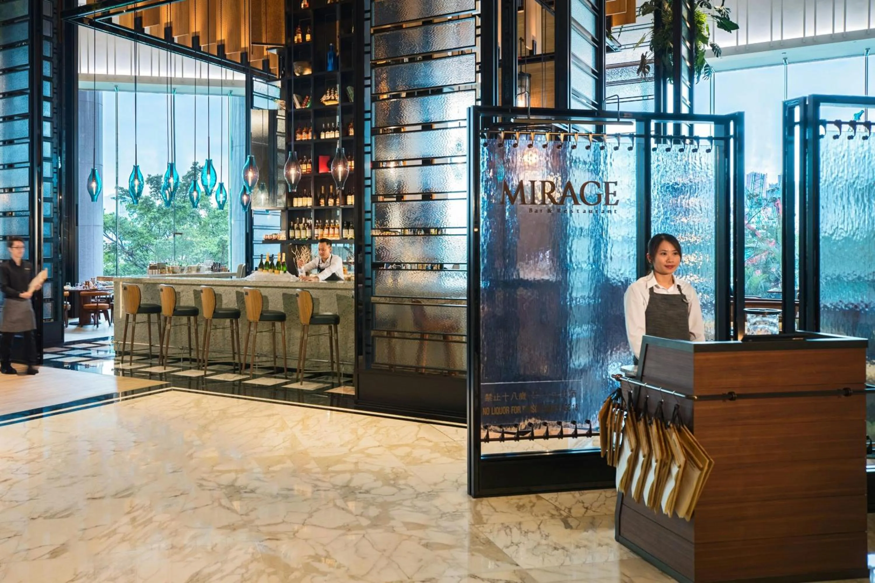 Lounge or bar in Renaissance Hong Kong Harbour View Hotel
