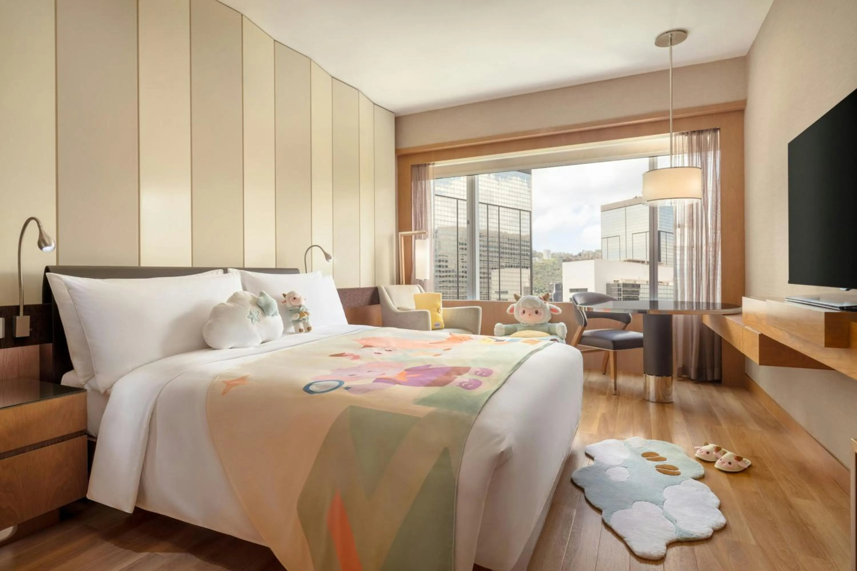 Photo of the whole room, Bed in Renaissance Hong Kong Harbour View Hotel