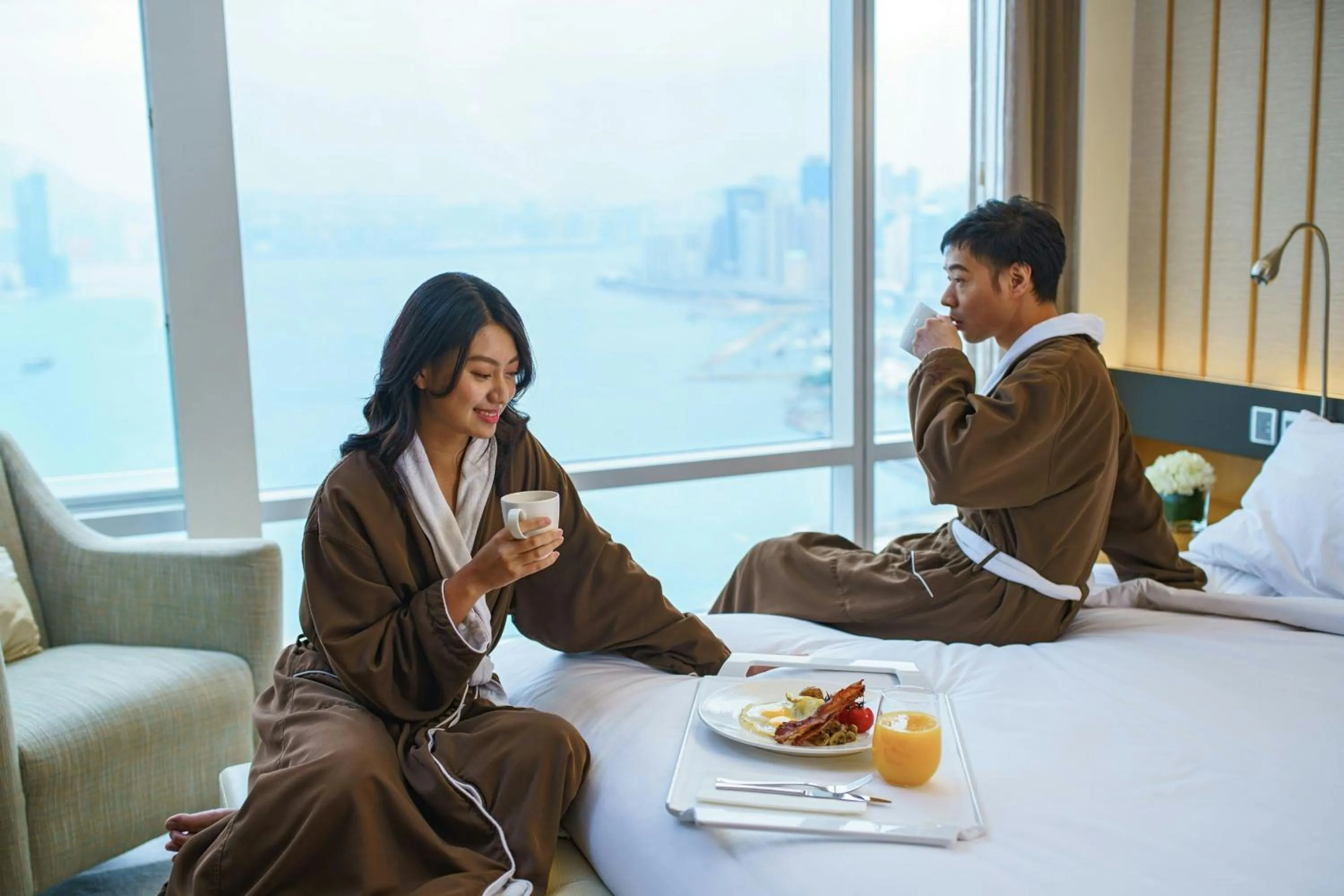 Bedroom in Renaissance Hong Kong Harbour View Hotel