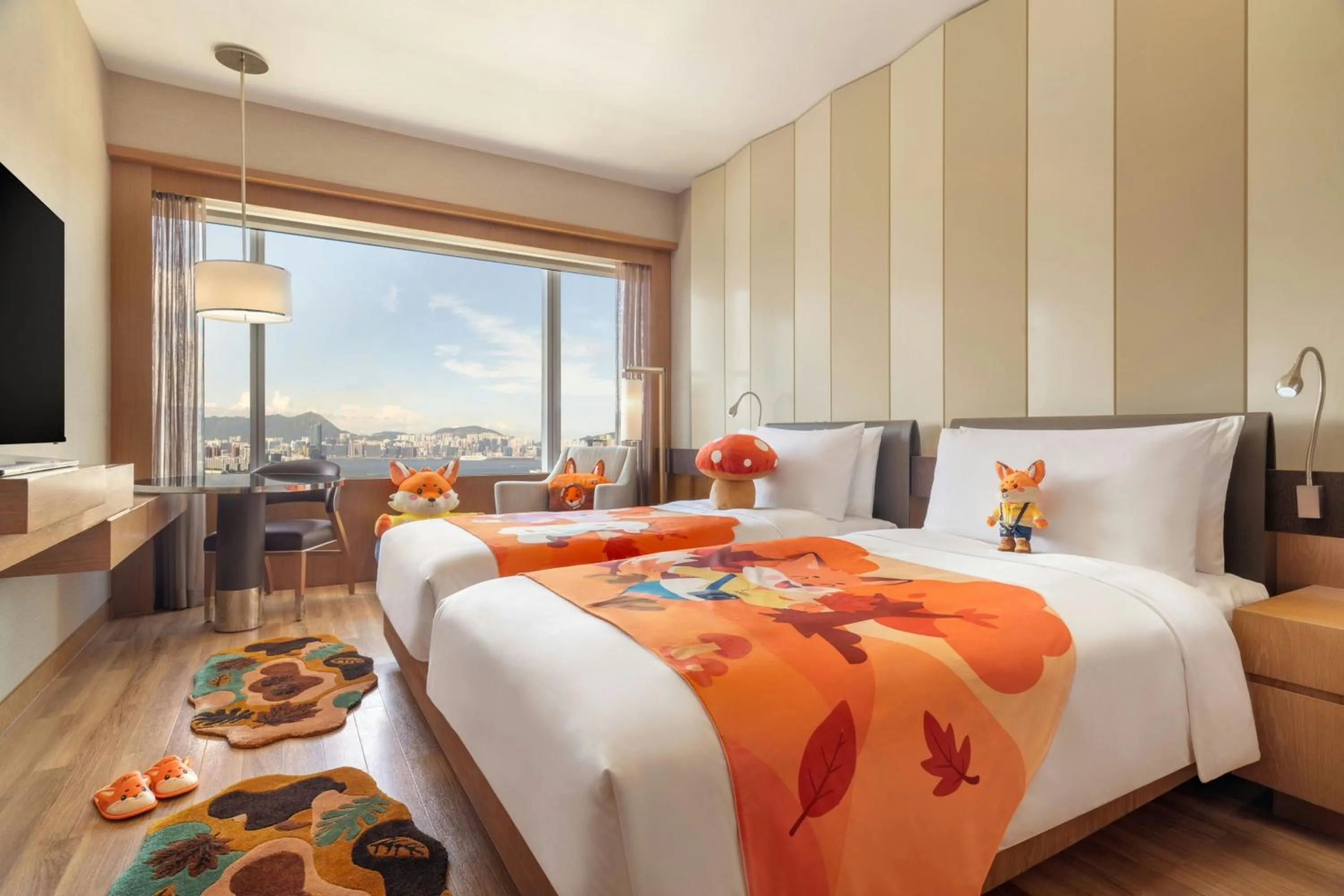 Photo of the whole room, Bed in Renaissance Hong Kong Harbour View Hotel