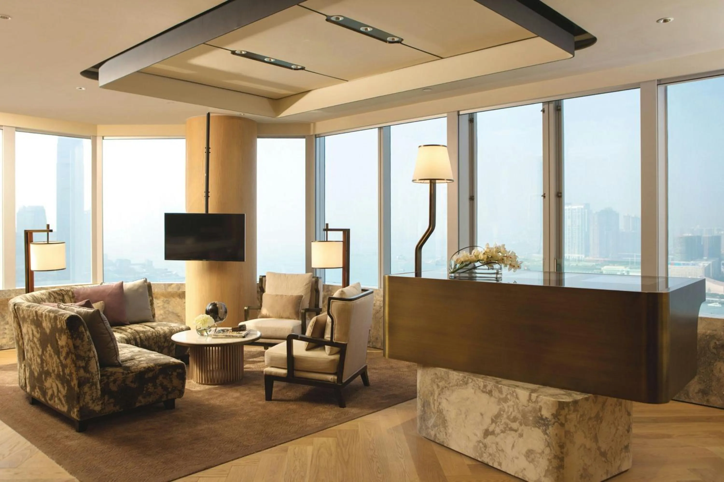 Lounge or bar in Renaissance Hong Kong Harbour View Hotel