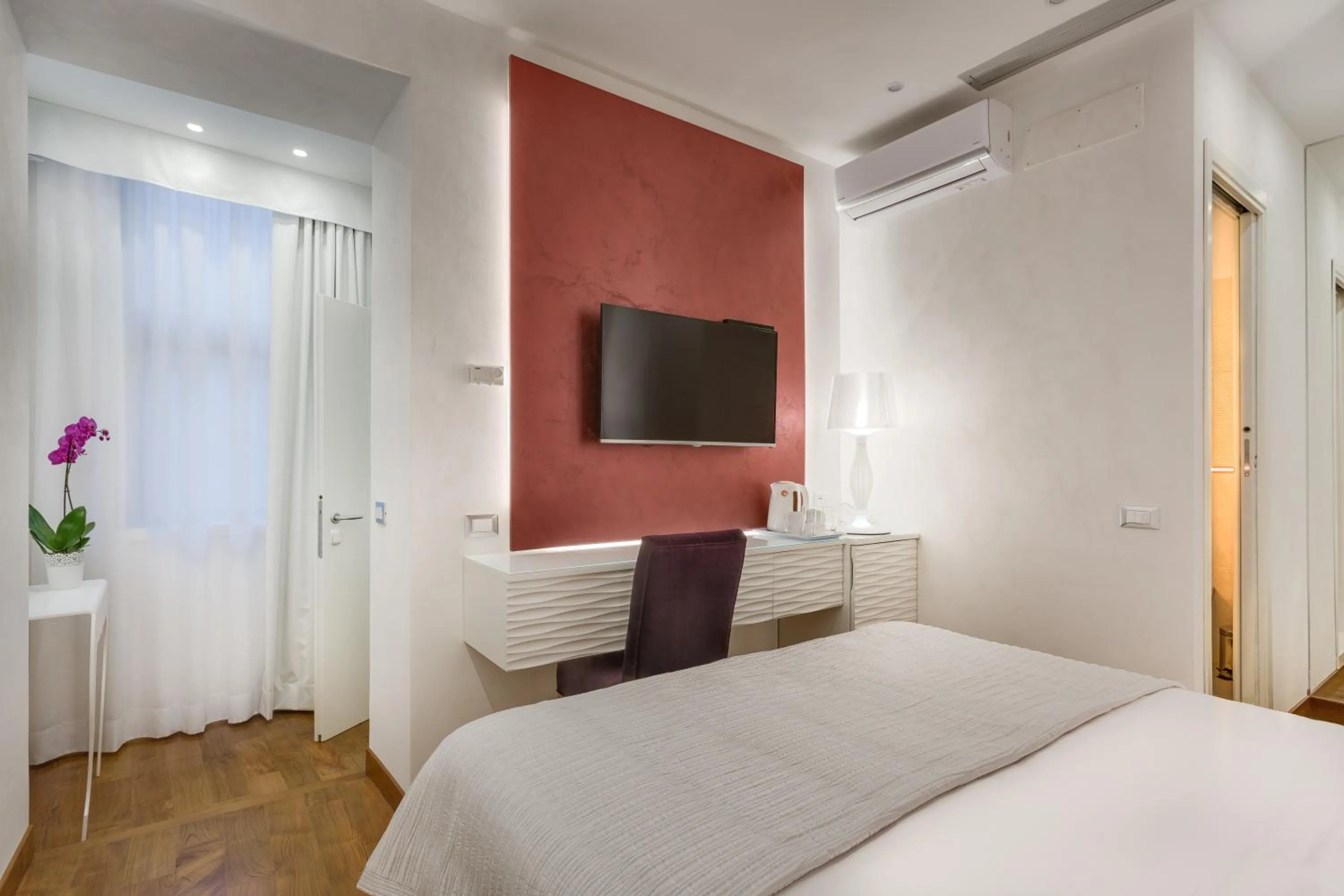 Decorative detail, Bed in Shali Luxury Suite Spagna