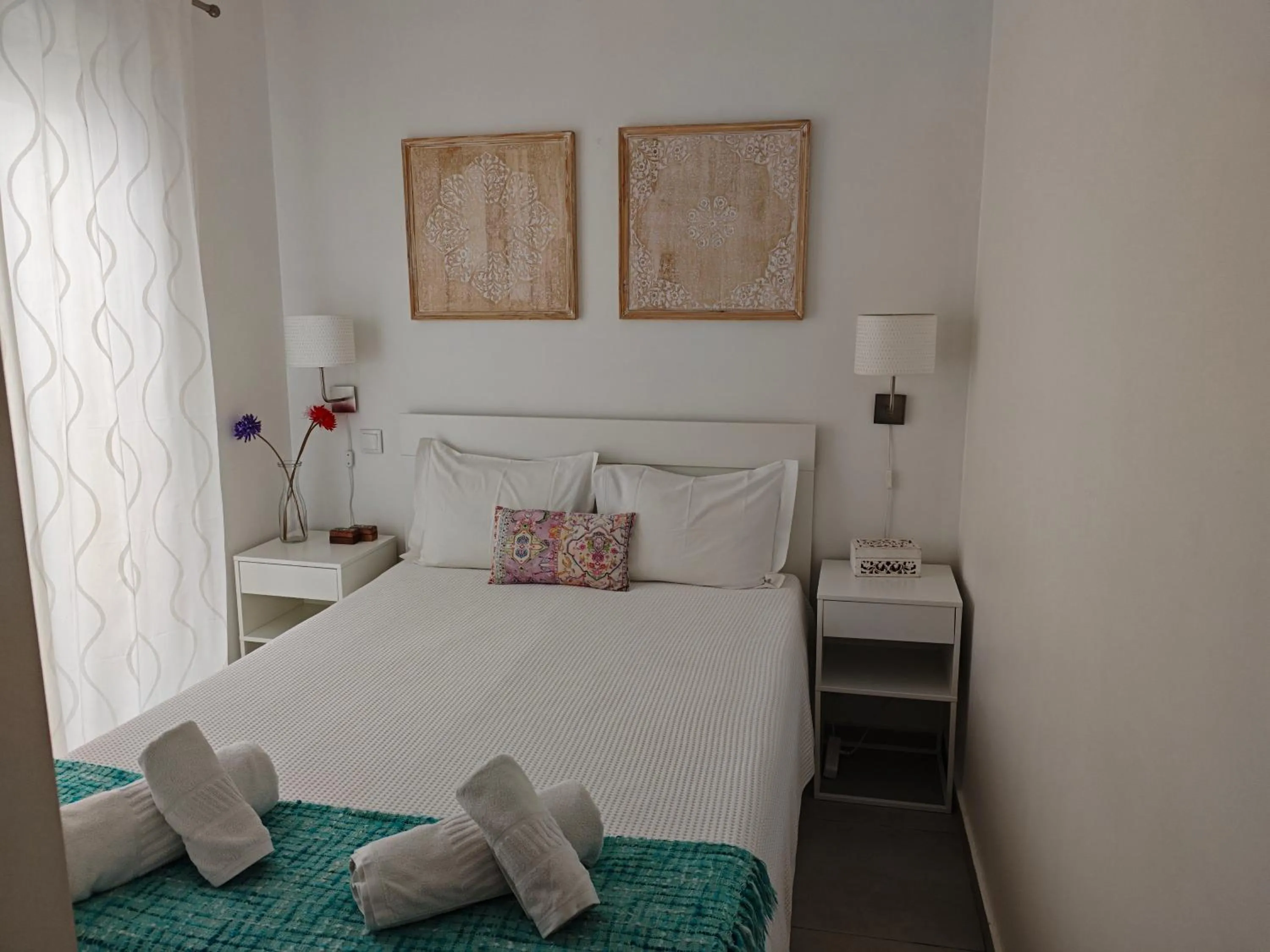 Bedroom, Bed in The Sunny Cottage by Freetimealgarve