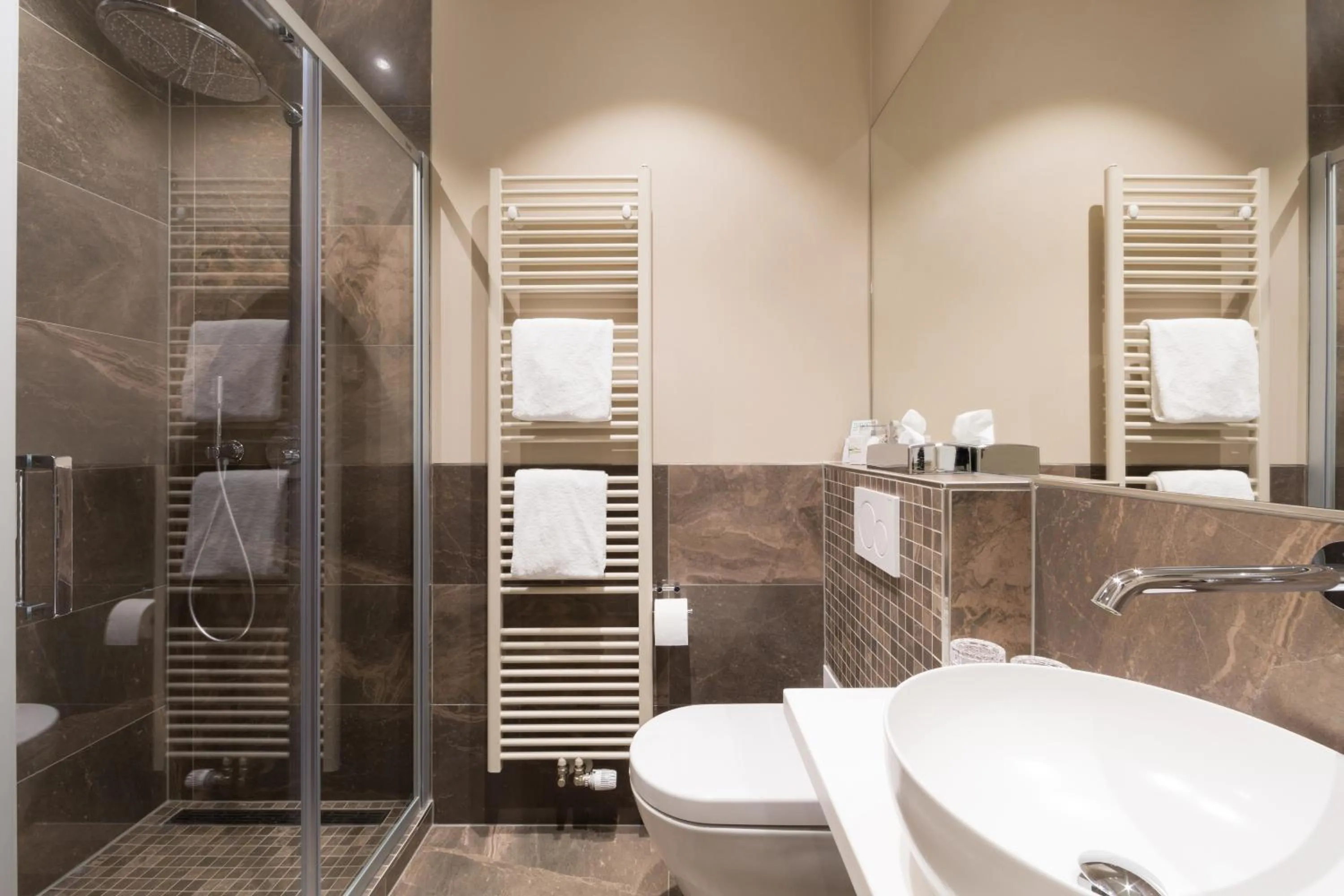 Shower in Hotel Perrin - former Carlton