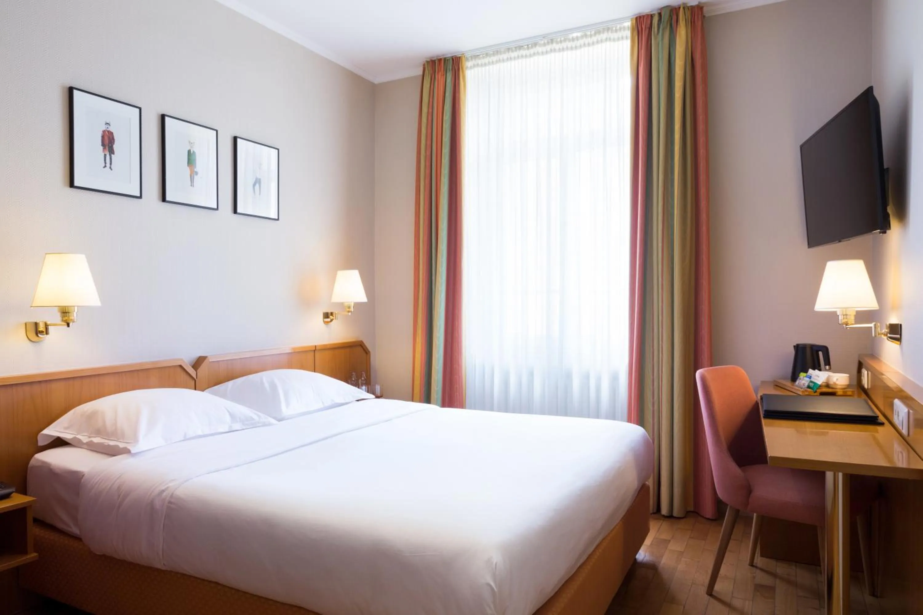 Communal lounge/ TV room, Bed in Hotel Perrin - former Carlton