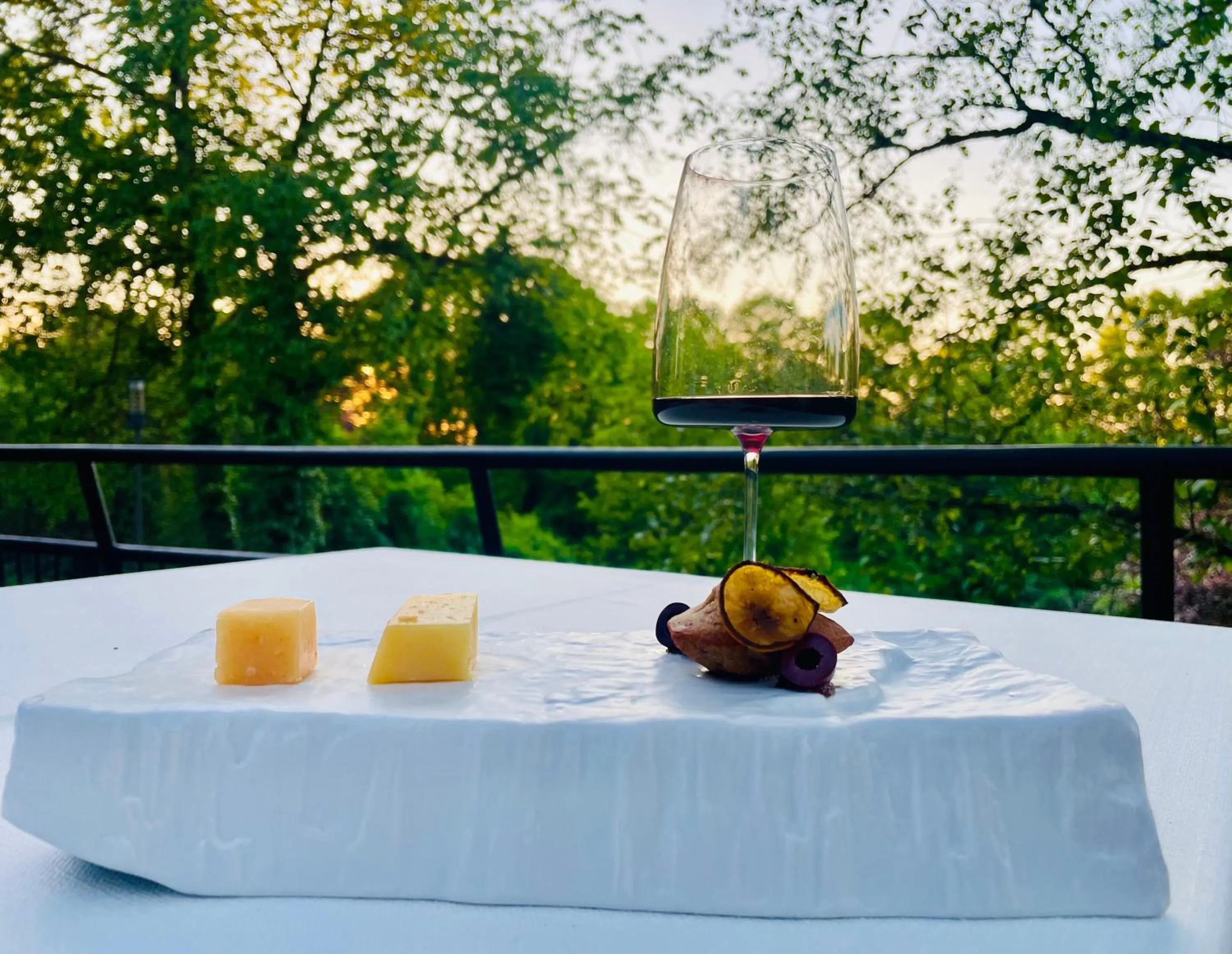 Restaurant/places to eat in The Seven Hotel