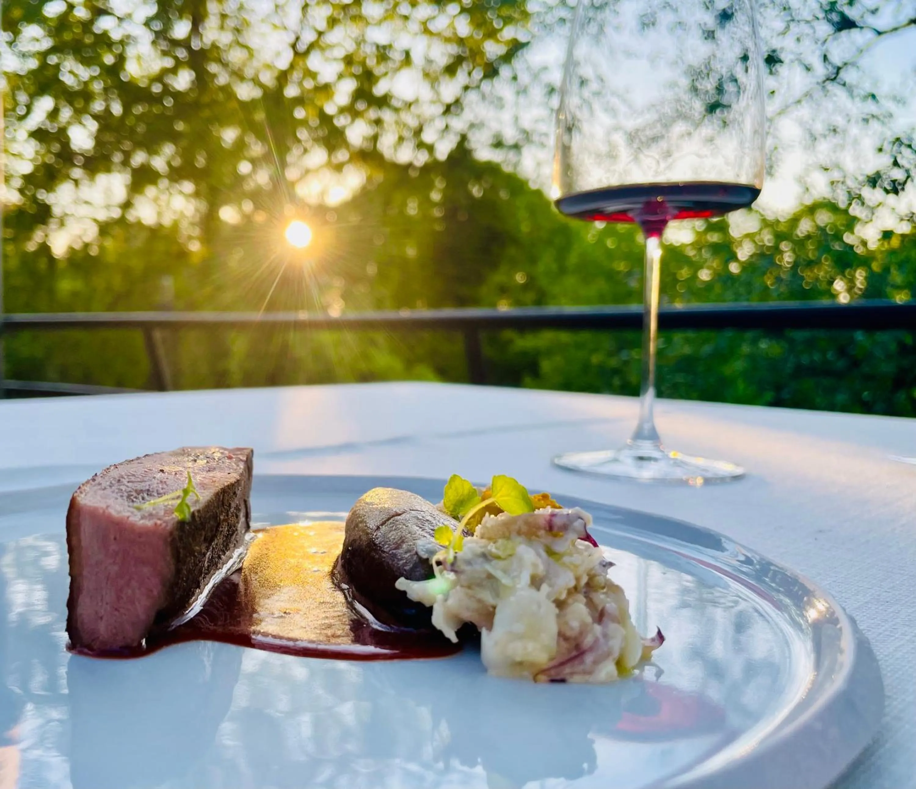 Restaurant/places to eat in The Seven Hotel