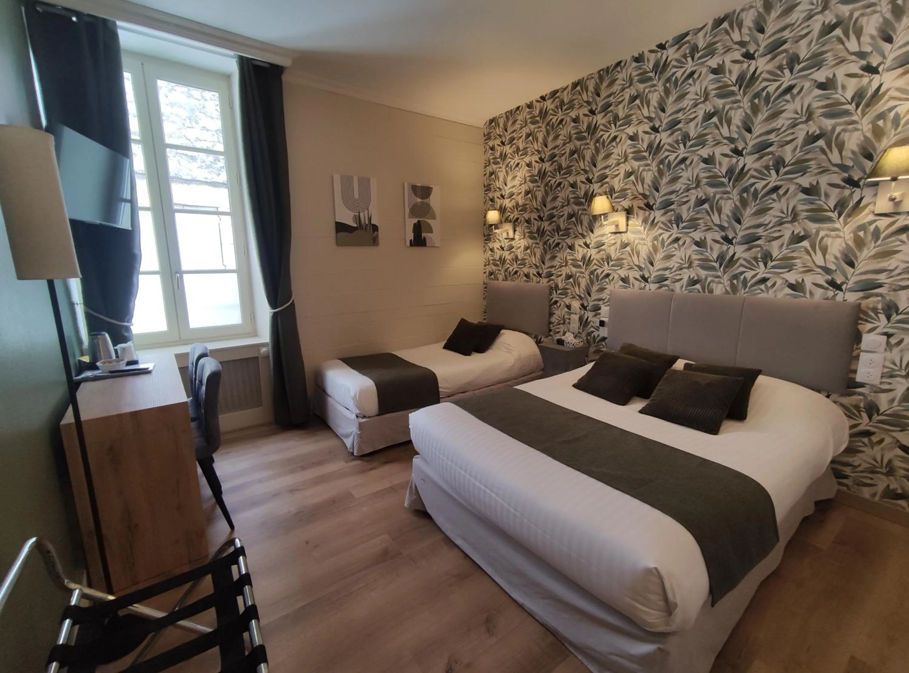 Photo of the whole room, Bed in Le Pavillon Saint-Martin