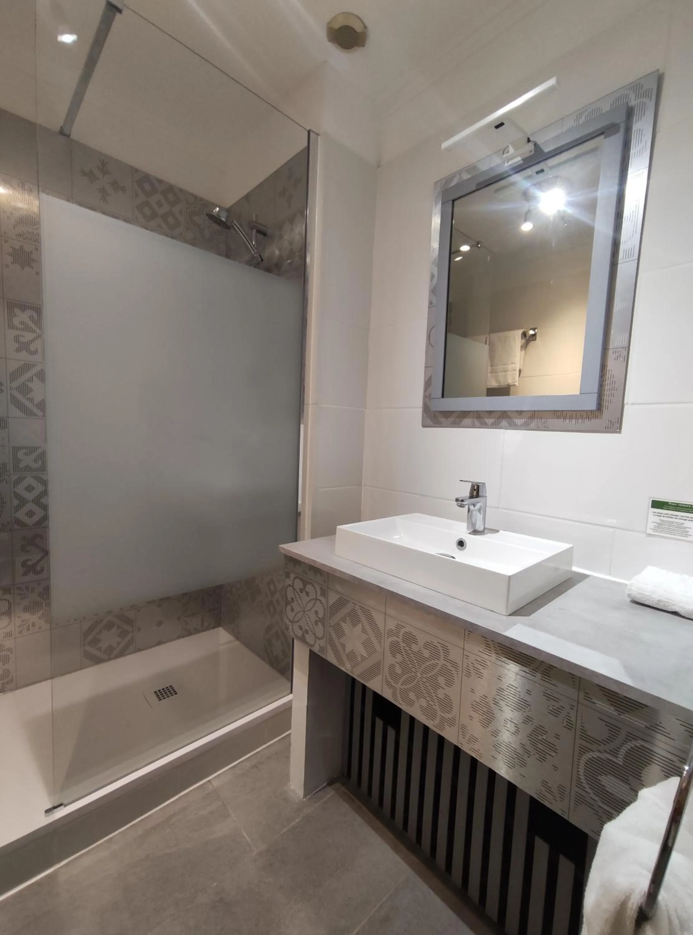 Shower in Le Pavillon Saint-Martin