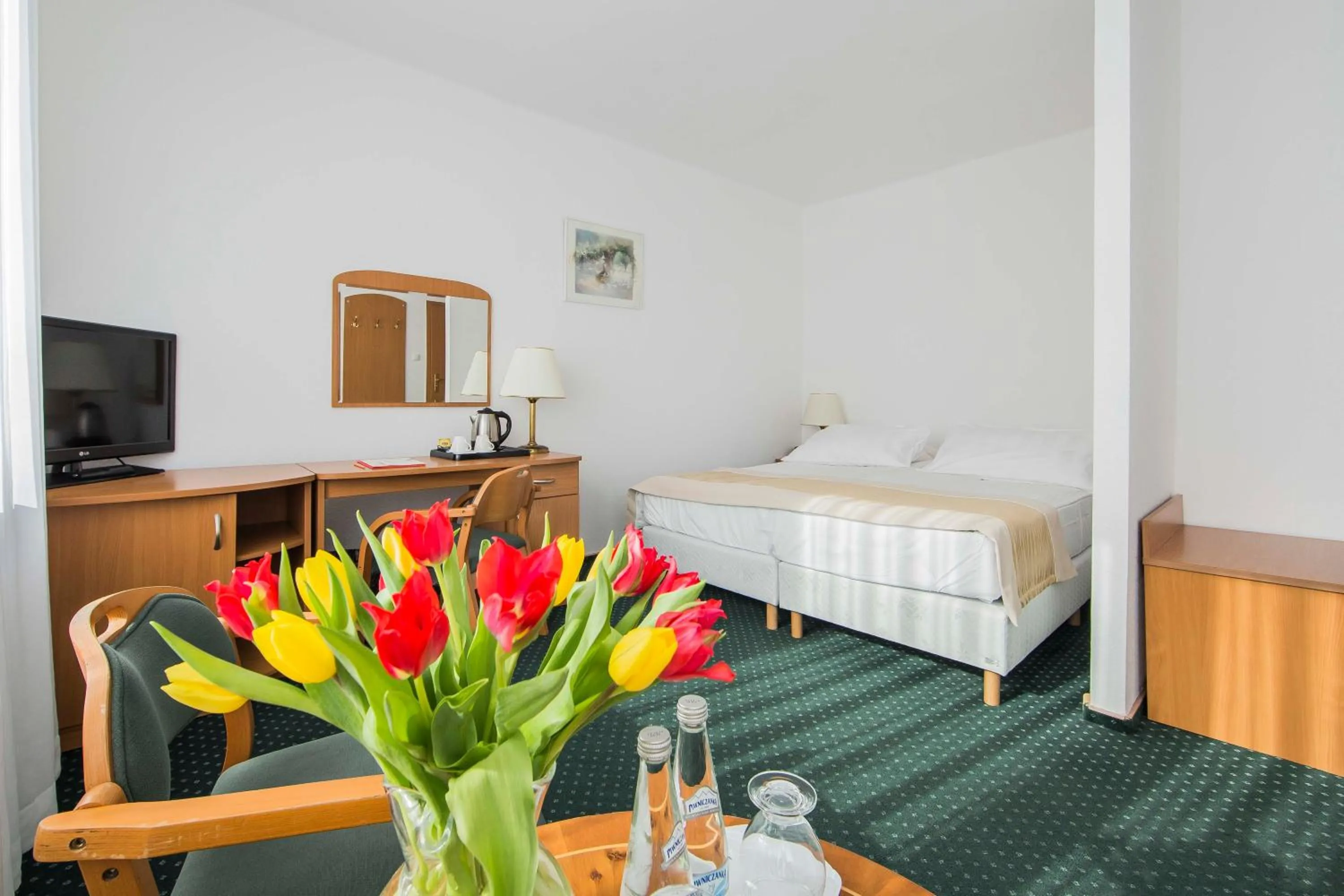 Photo of the whole room, Bed in Hotel Festival