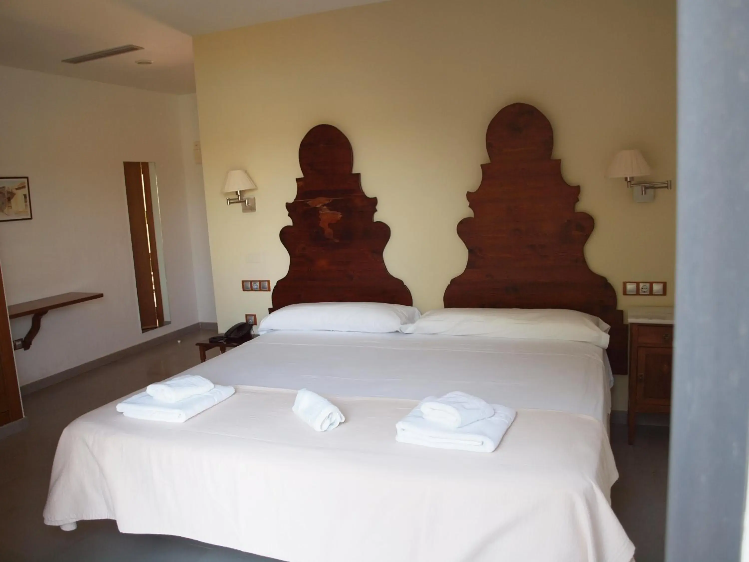 Double Room with Lake View in Hotel Rural La Alcanacia Double Room with Lake View in Hotel Rural La Alcanacia