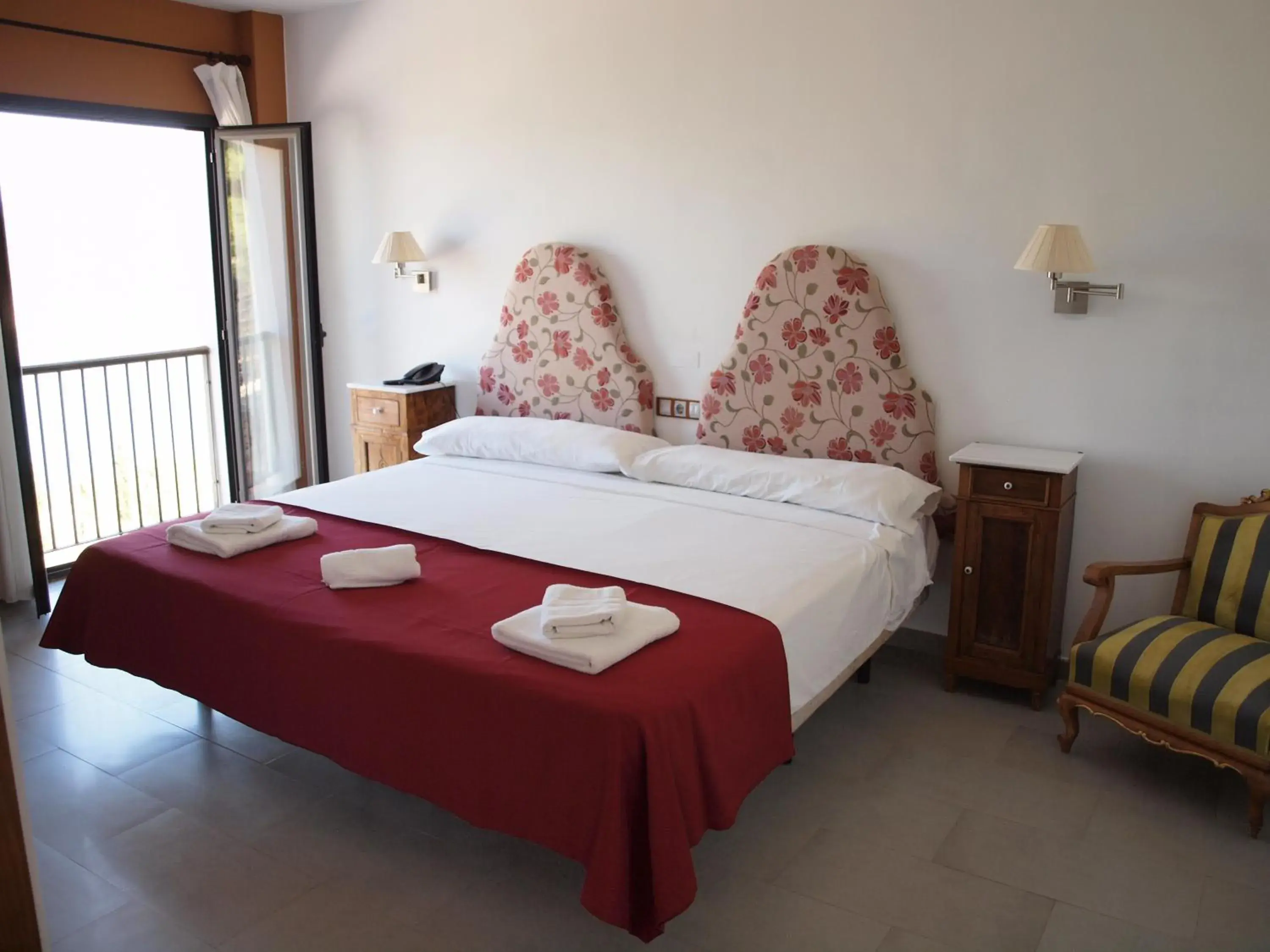 Double Room with Lake View in Hotel Rural La Alcanacia Double Room with Lake View in Hotel Rural La Alcanacia