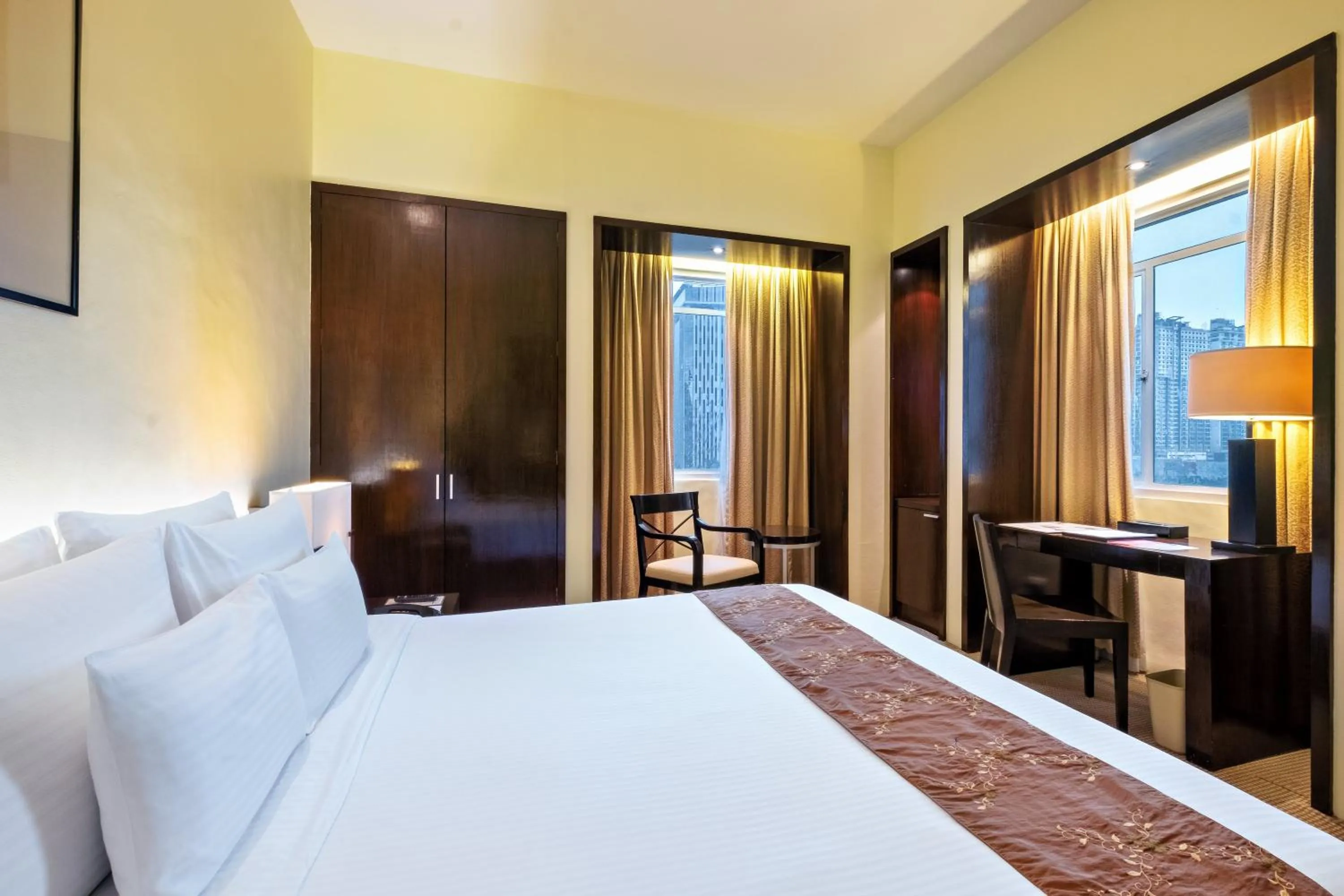 Bed in Waterfront Cebu City Hotel & Casino