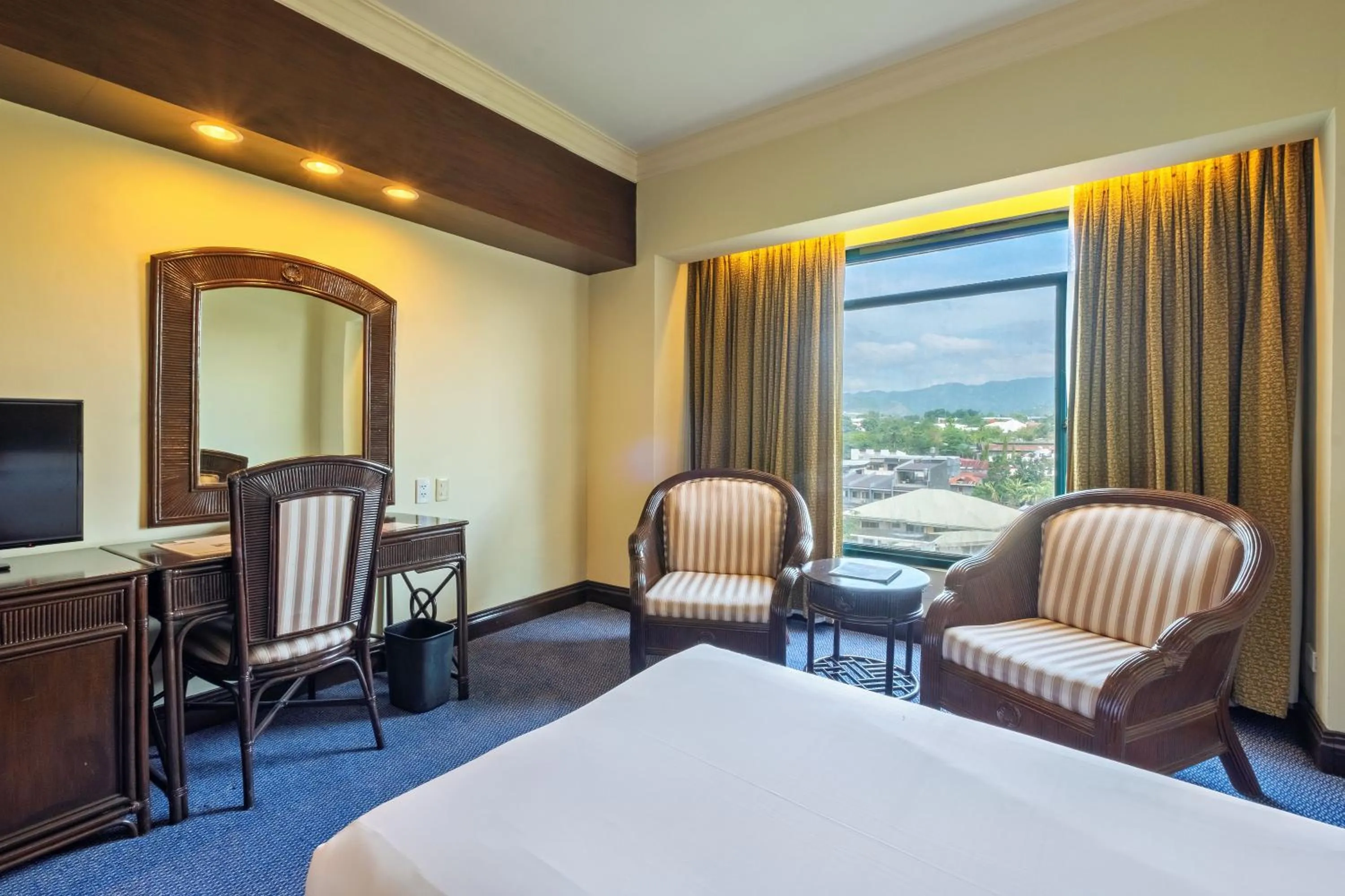 Bed in Waterfront Cebu City Hotel & Casino