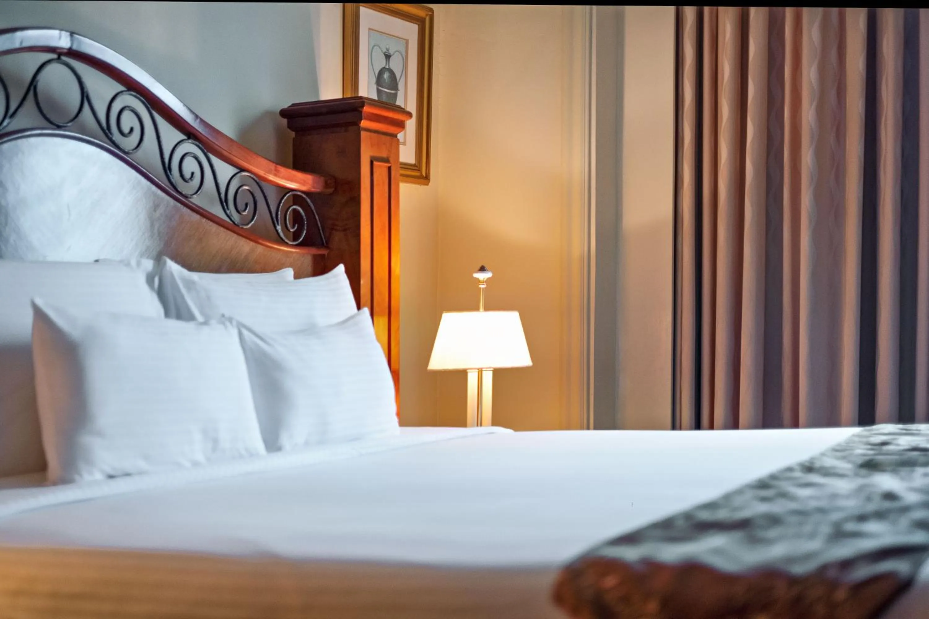 Bed in Waterfront Cebu City Hotel & Casino