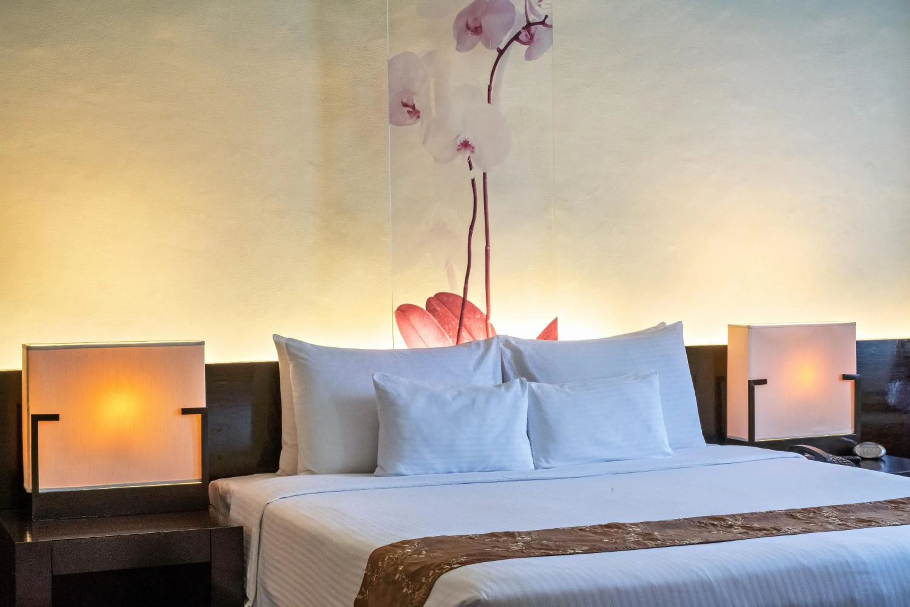 Bed in Waterfront Cebu City Hotel & Casino