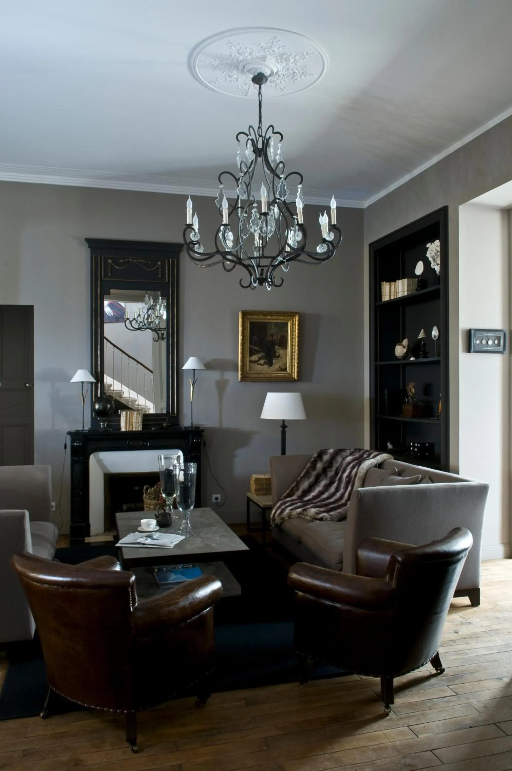 Communal lounge/ TV room in Hôtel Particulier - La Chamoiserie