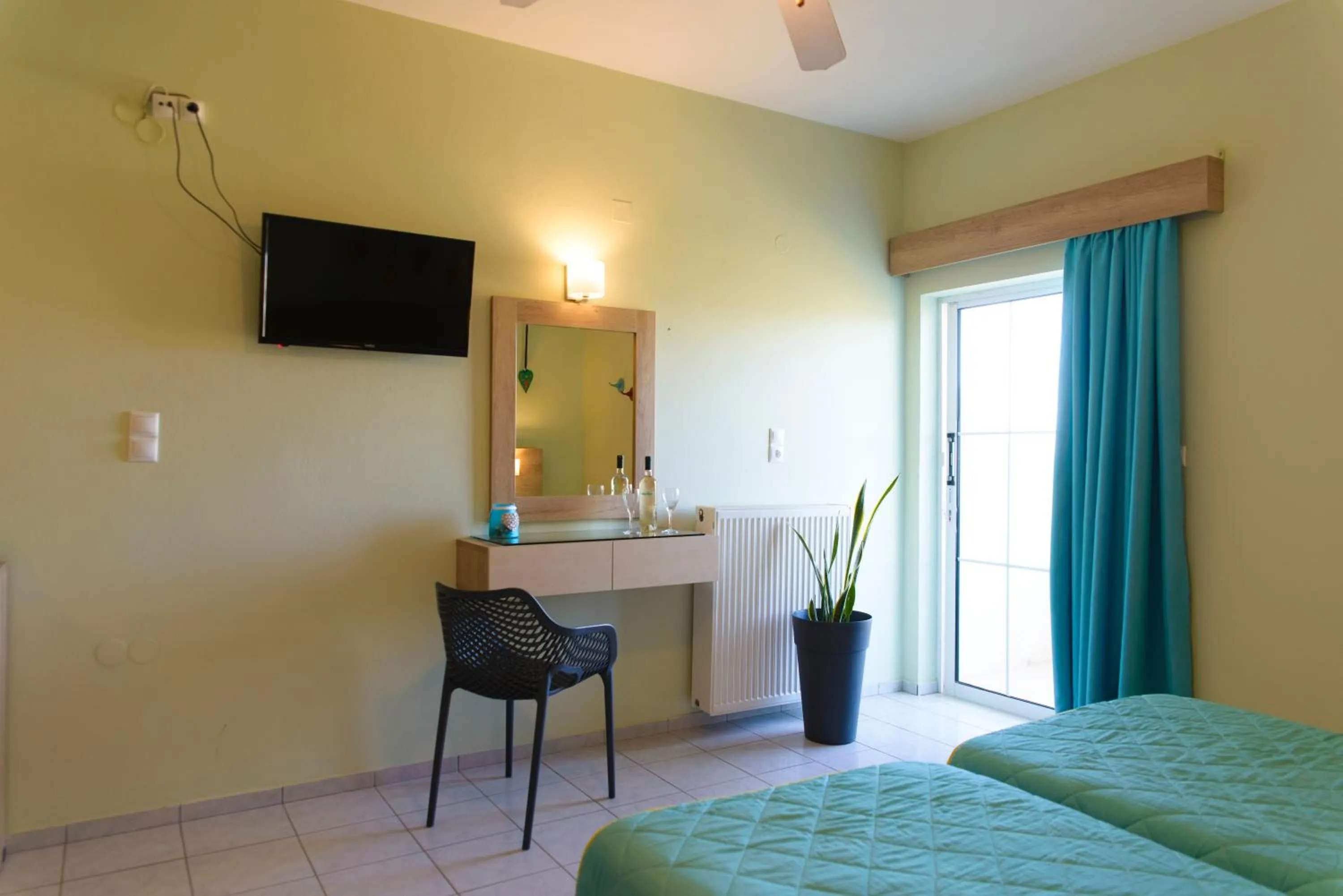 Photo of the whole room in Aptera Beach