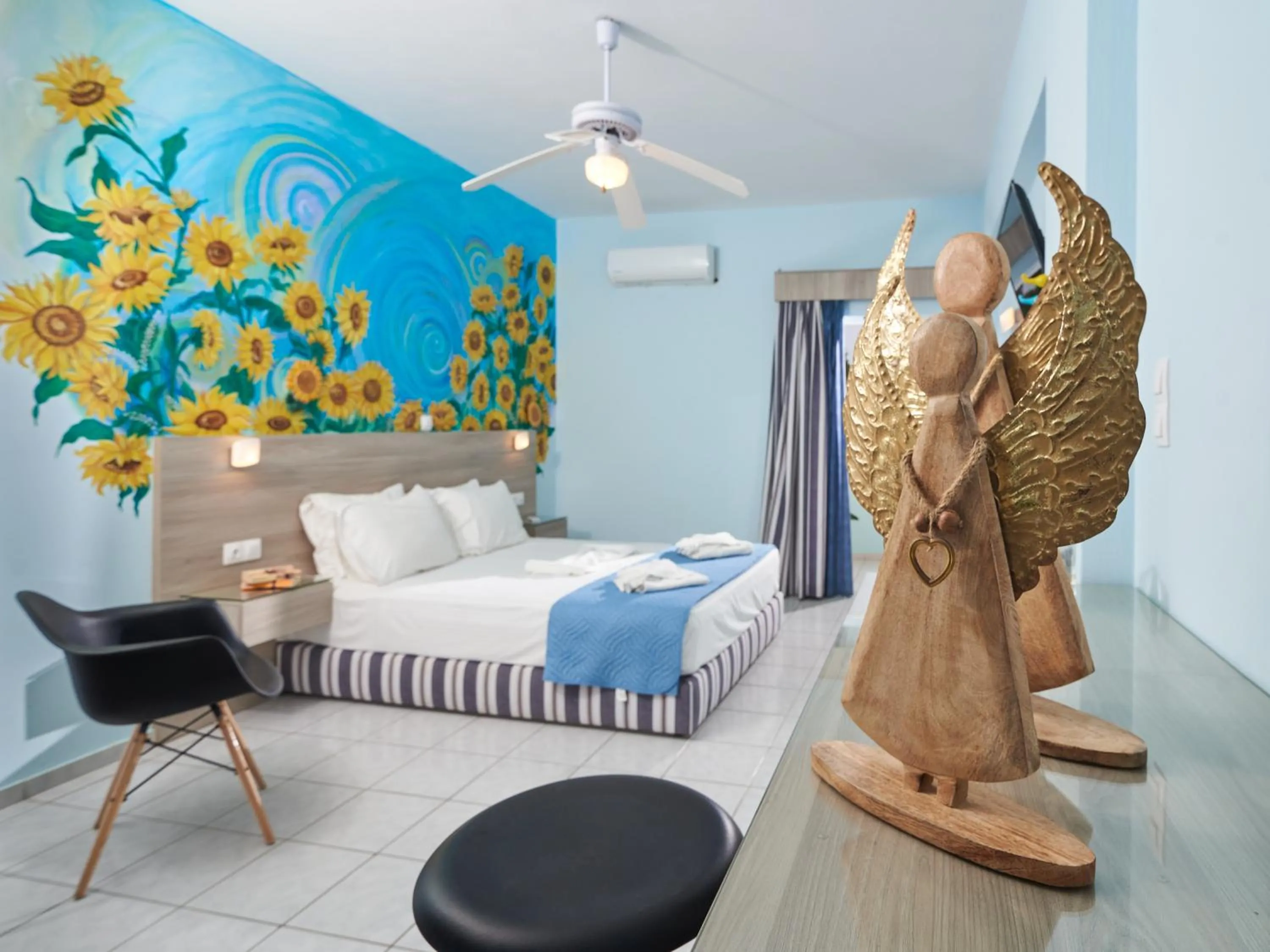 Photo of the whole room, Bed in Aptera Beach