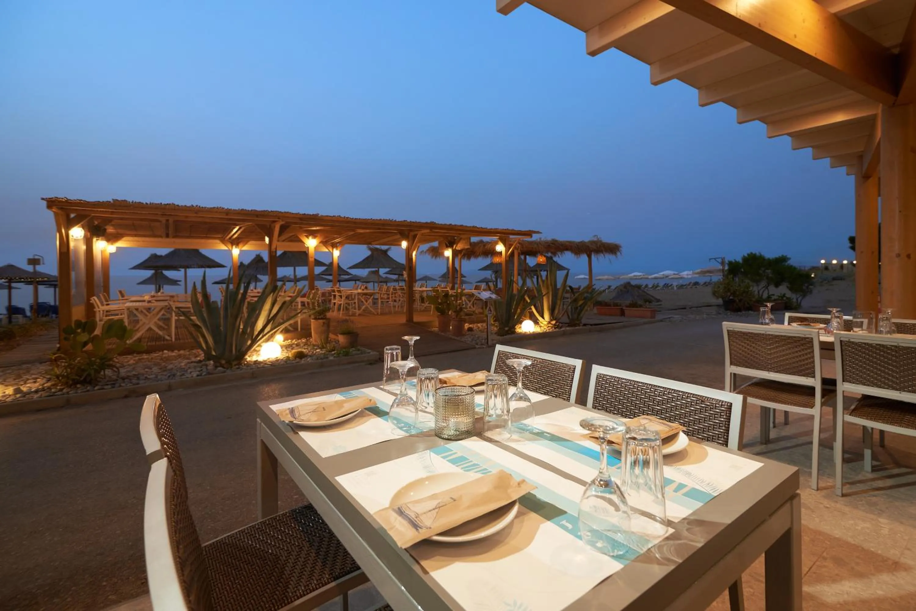 Restaurant/places to eat in Aptera Beach