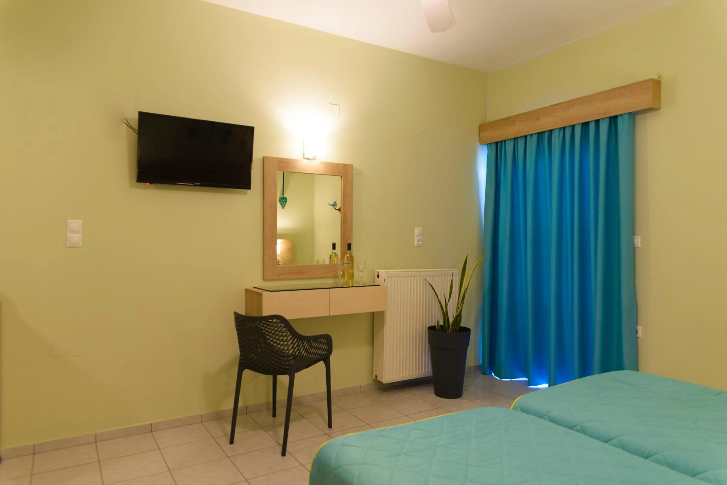 Photo of the whole room, Bed in Aptera Beach