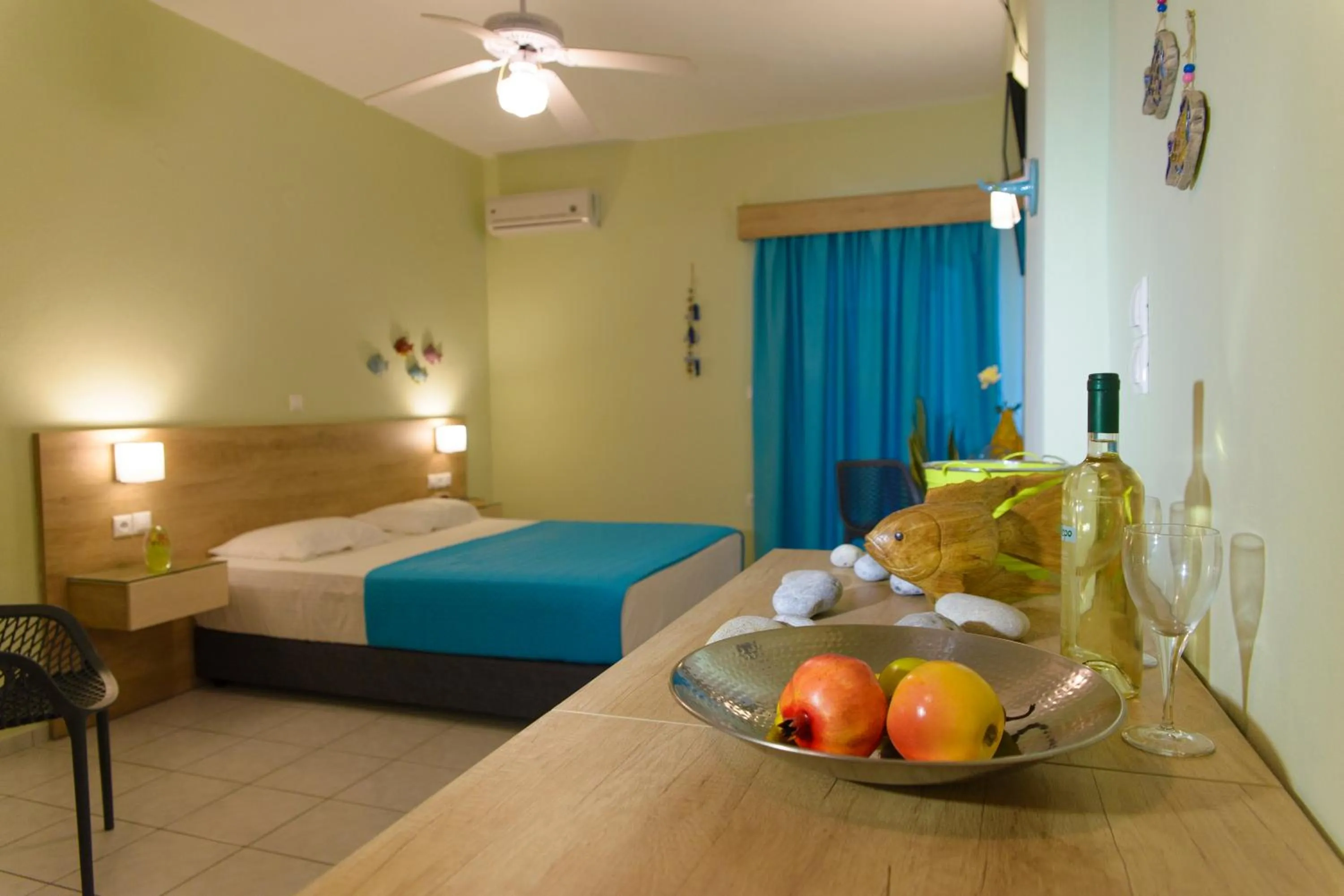 Photo of the whole room, Bed in Aptera Beach