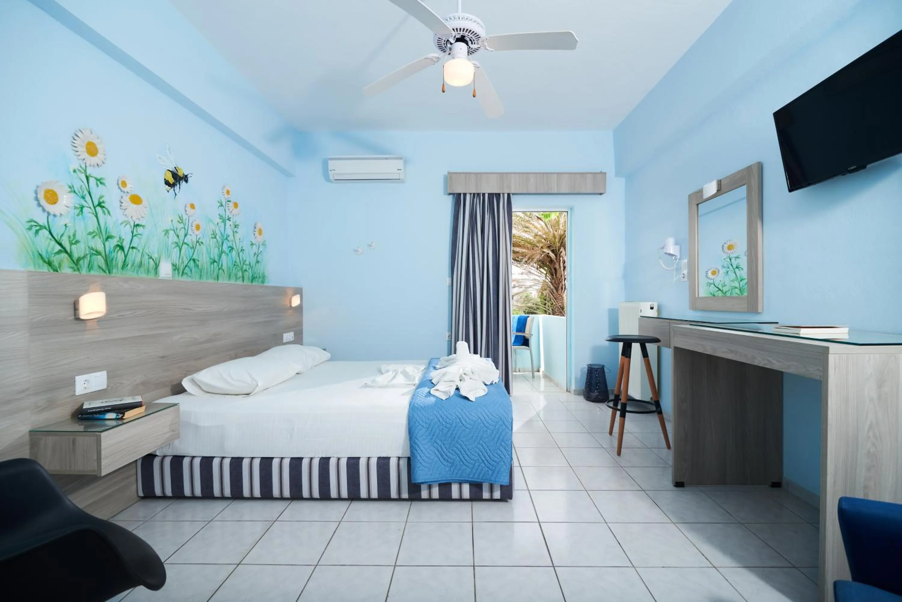 Photo of the whole room, Bed in Aptera Beach