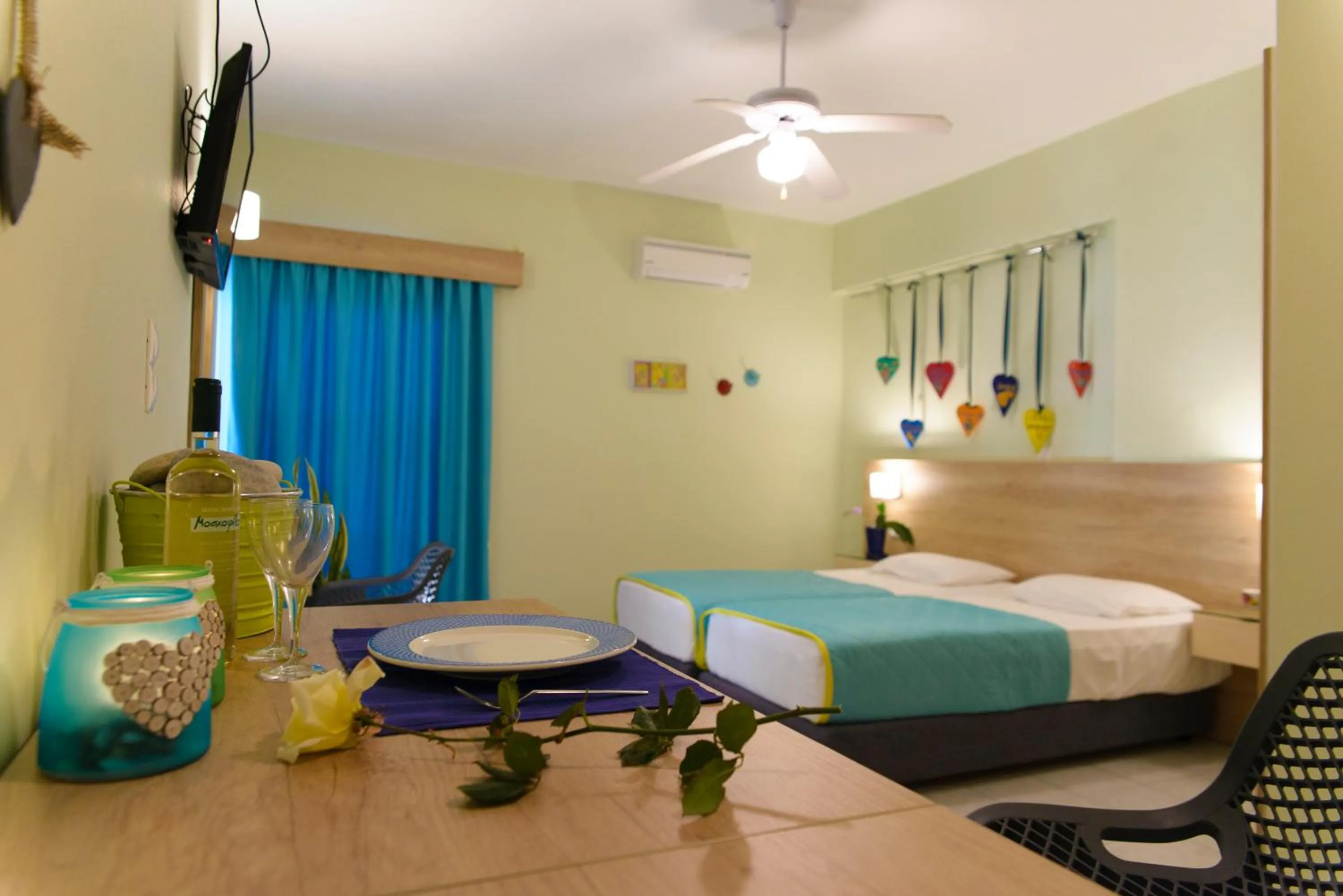 Photo of the whole room, Bed in Aptera Beach