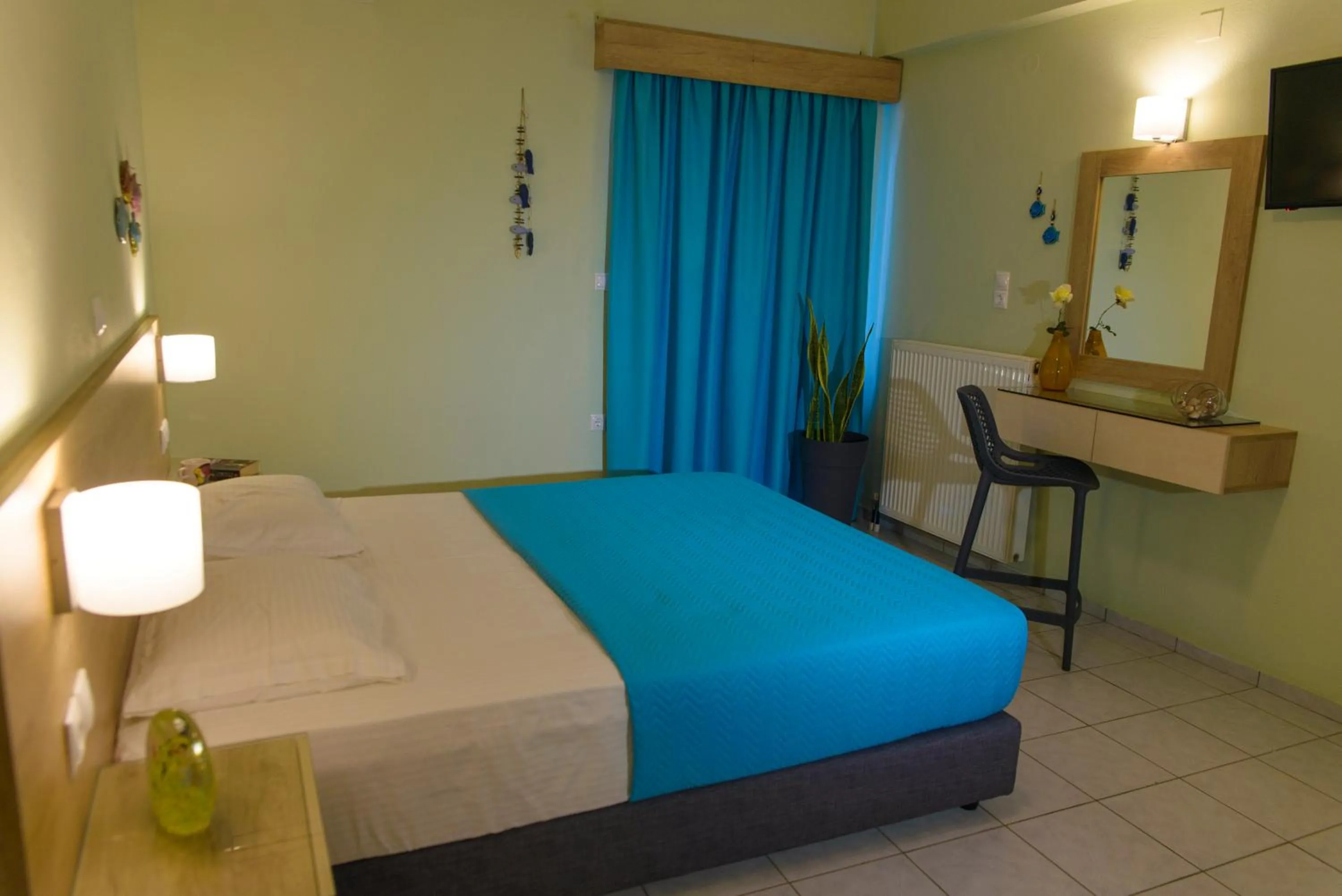 Photo of the whole room, Bed in Aptera Beach