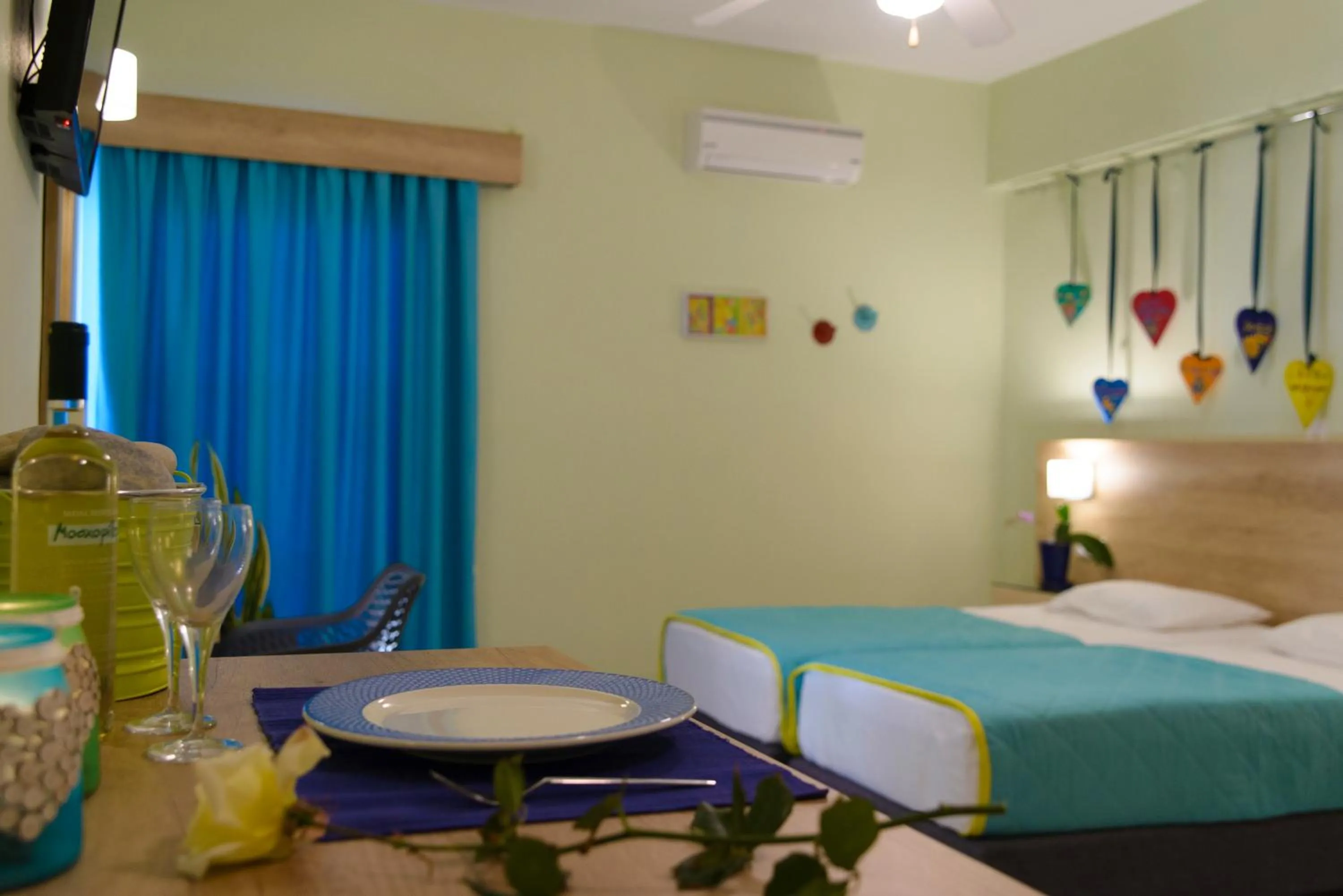 Photo of the whole room, Bed in Aptera Beach