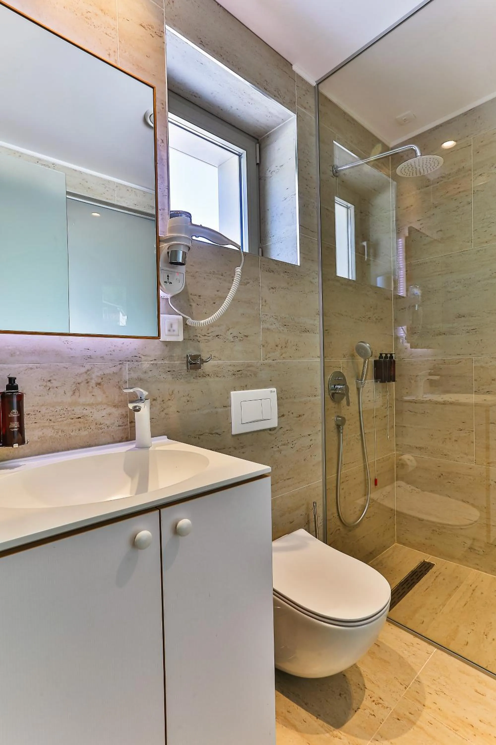 Bathroom in Carine Hotel Park