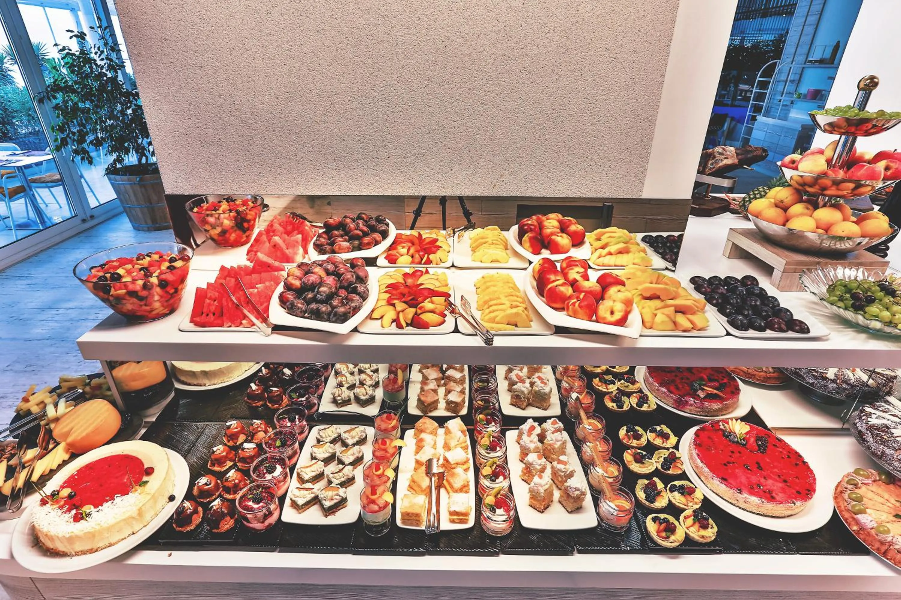 Restaurant/places to eat in Carine Hotel Park