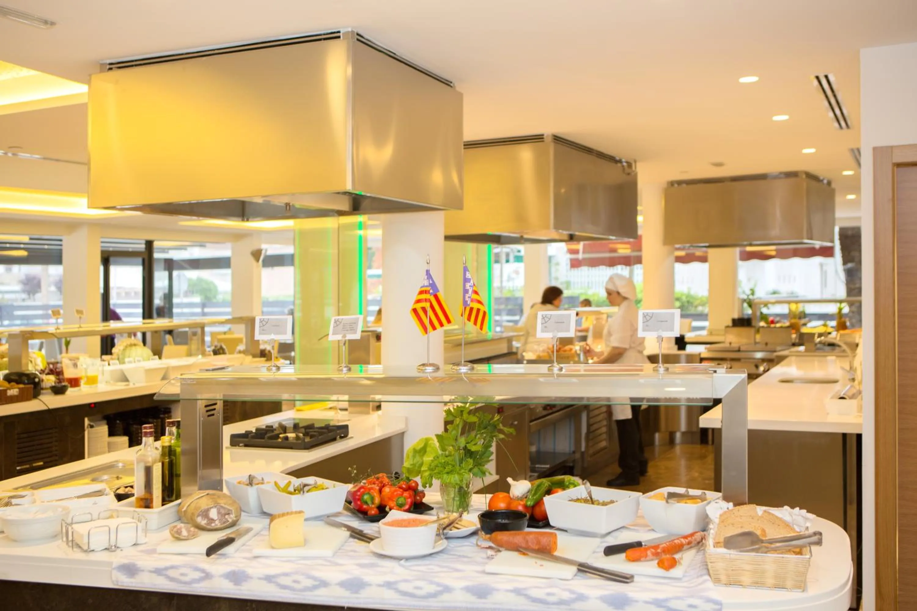 Restaurant/places to eat in Hotel Luxor