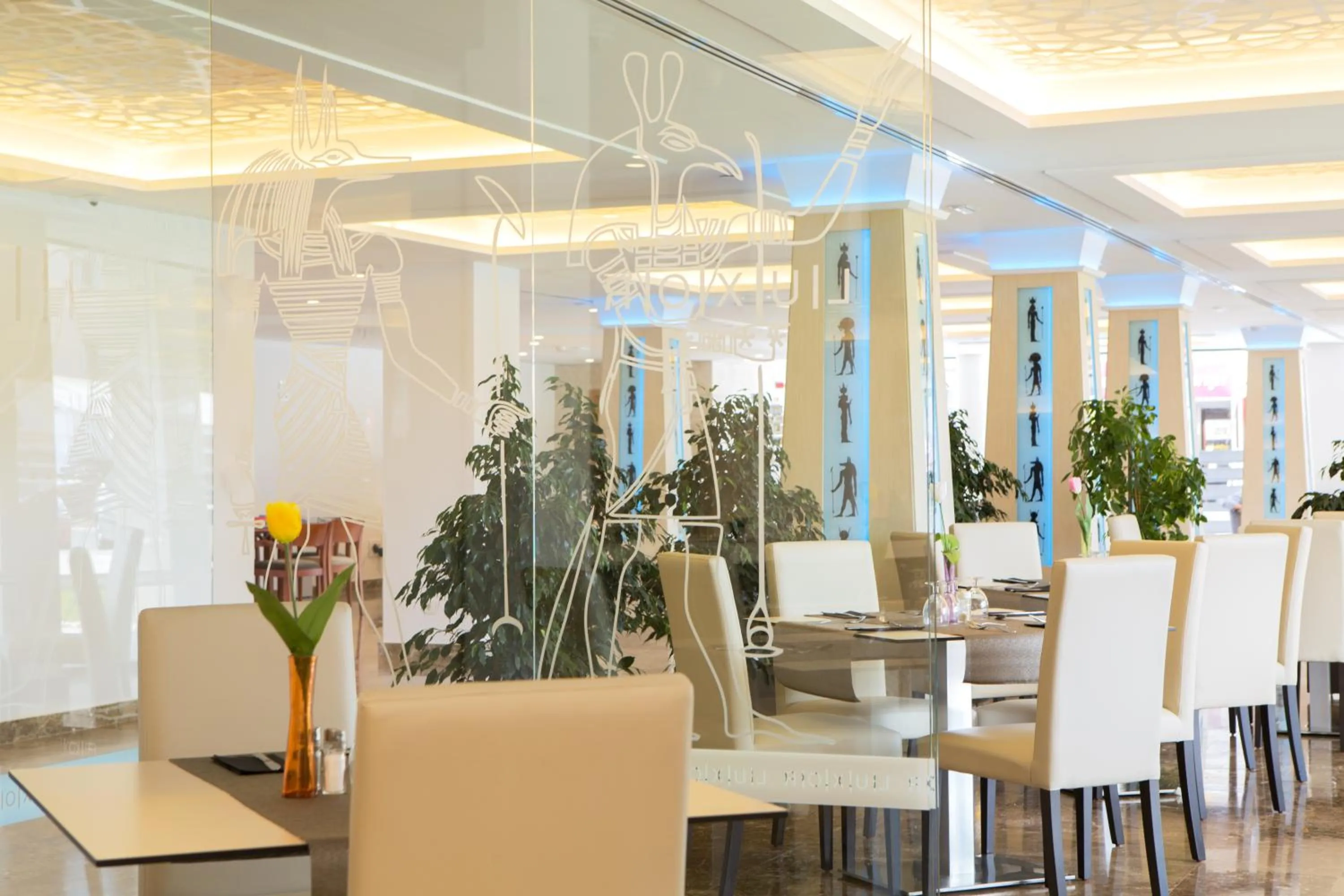 Restaurant/places to eat in Hotel Luxor