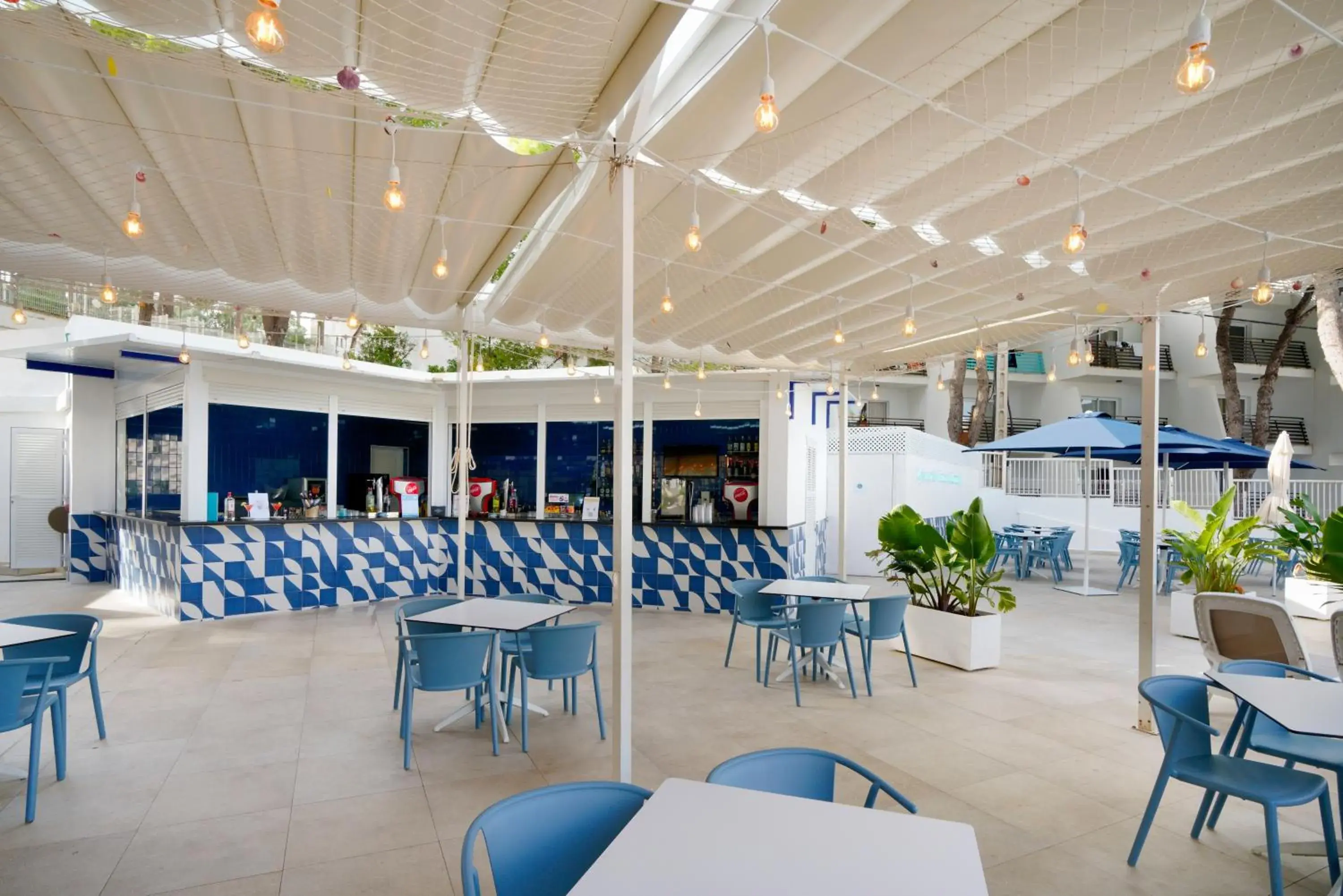 Lounge or bar in ILUNION Palmanova Mallorca Lounge or bar in ILUNION Palmanova Mallorca