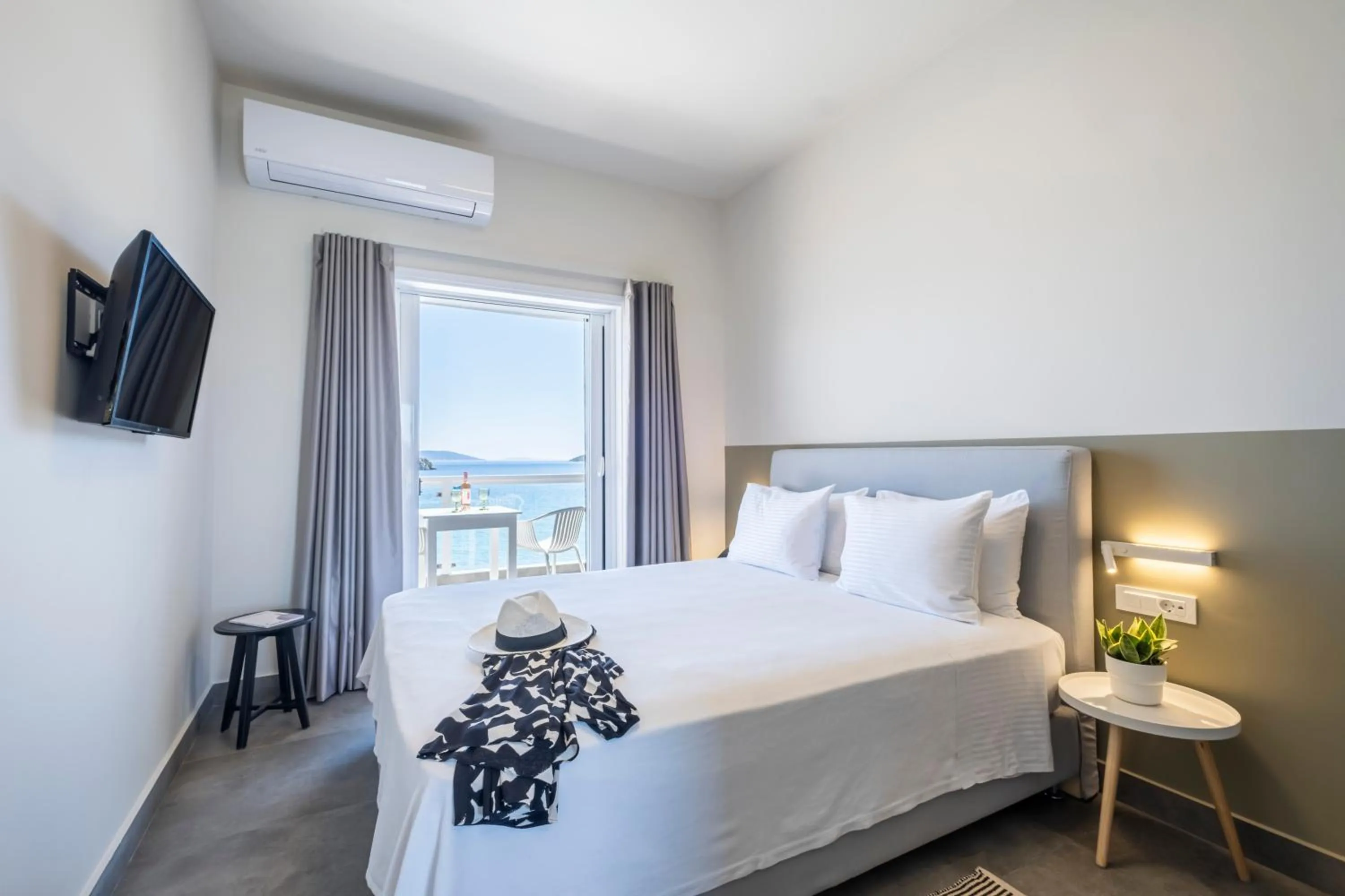 Bedroom, Bed in Nelly's Apartments