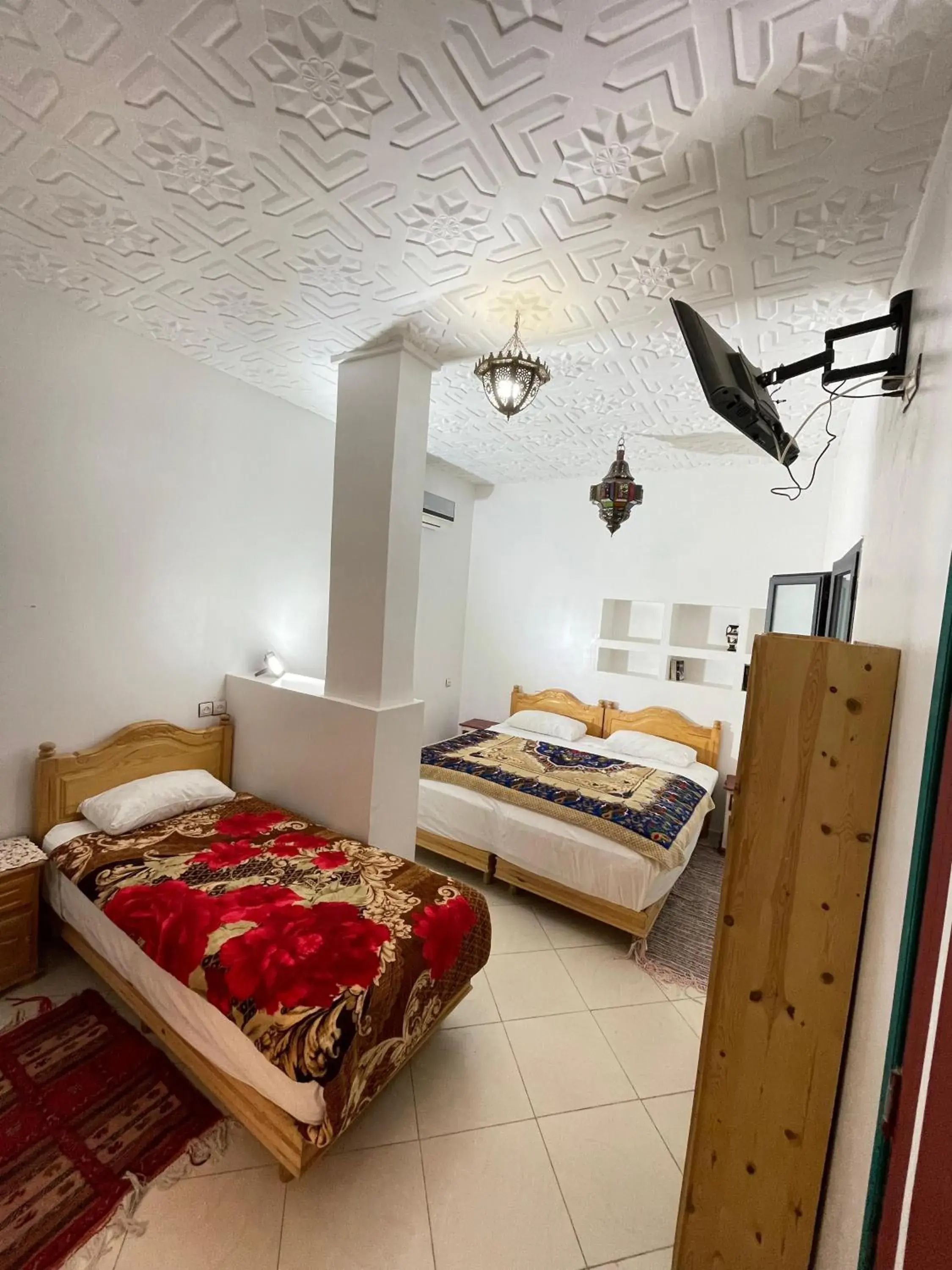 Comfort Triple Room with Shower - single occupancy in La Casa Espanyola Comfort Triple Room with Shower - single occupancy in La Casa Espanyola