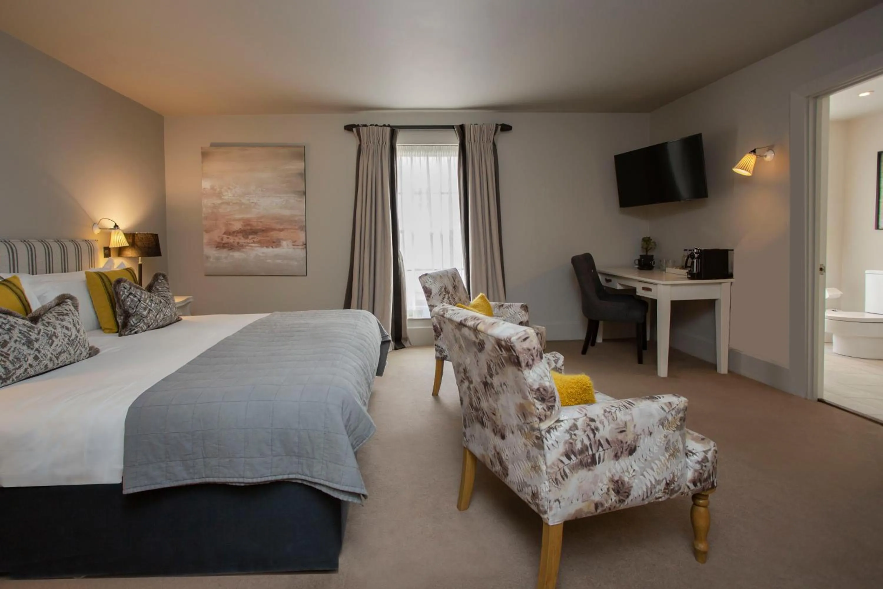 Seating area, Bed in The Grosvenor Arms