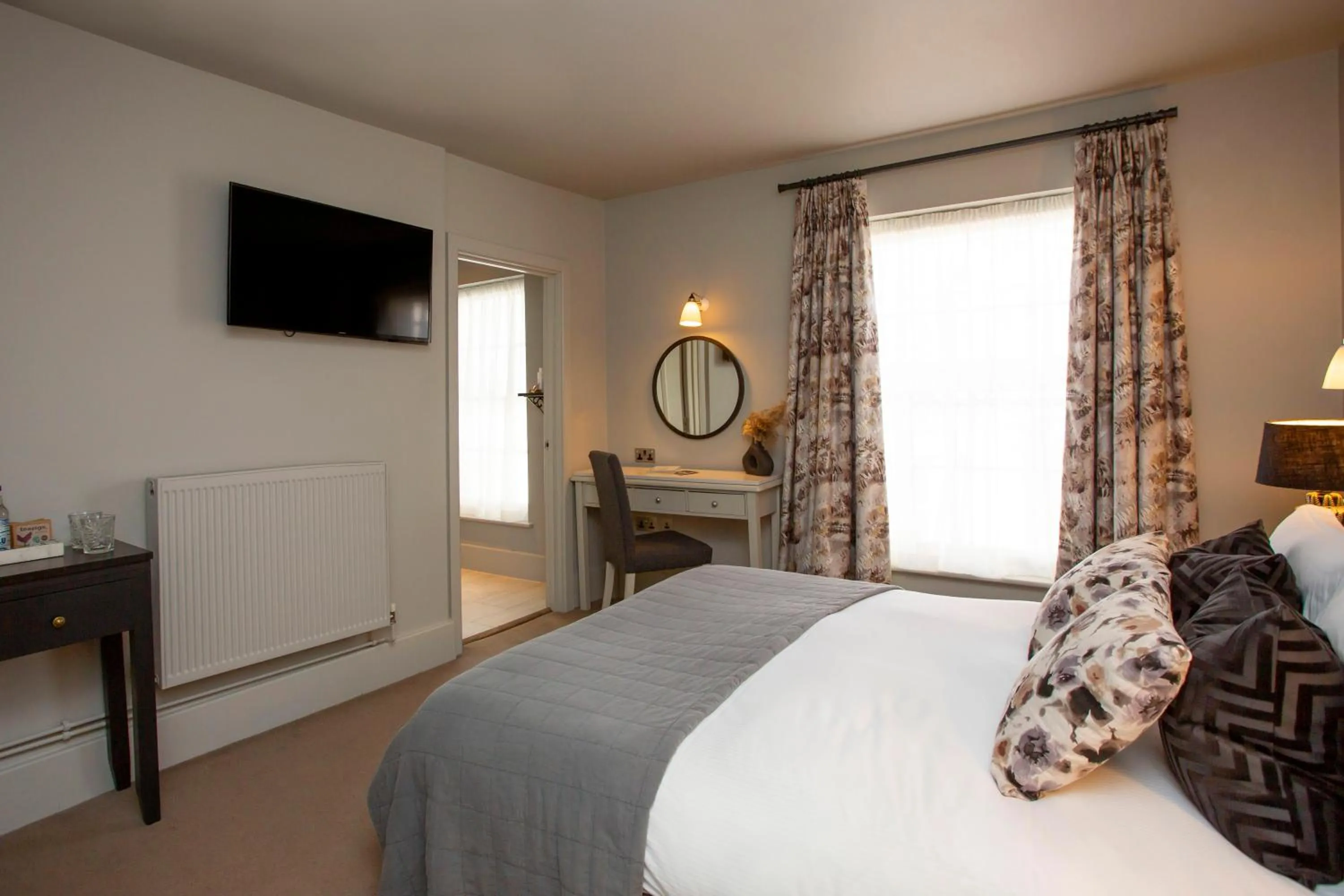 Bedroom, Bed in The Grosvenor Arms